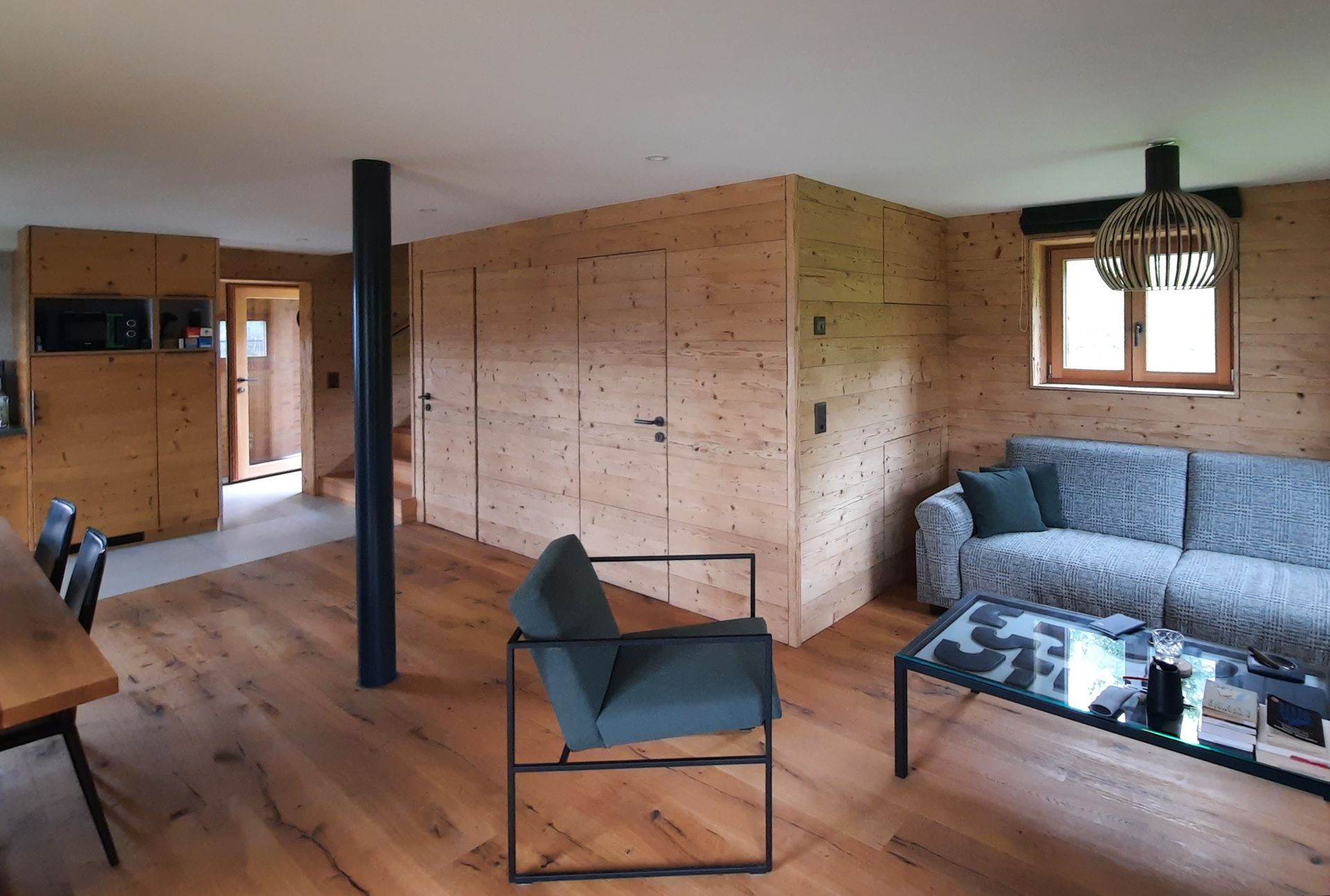 Un salon avec un canapé, une chaise et une table basse.