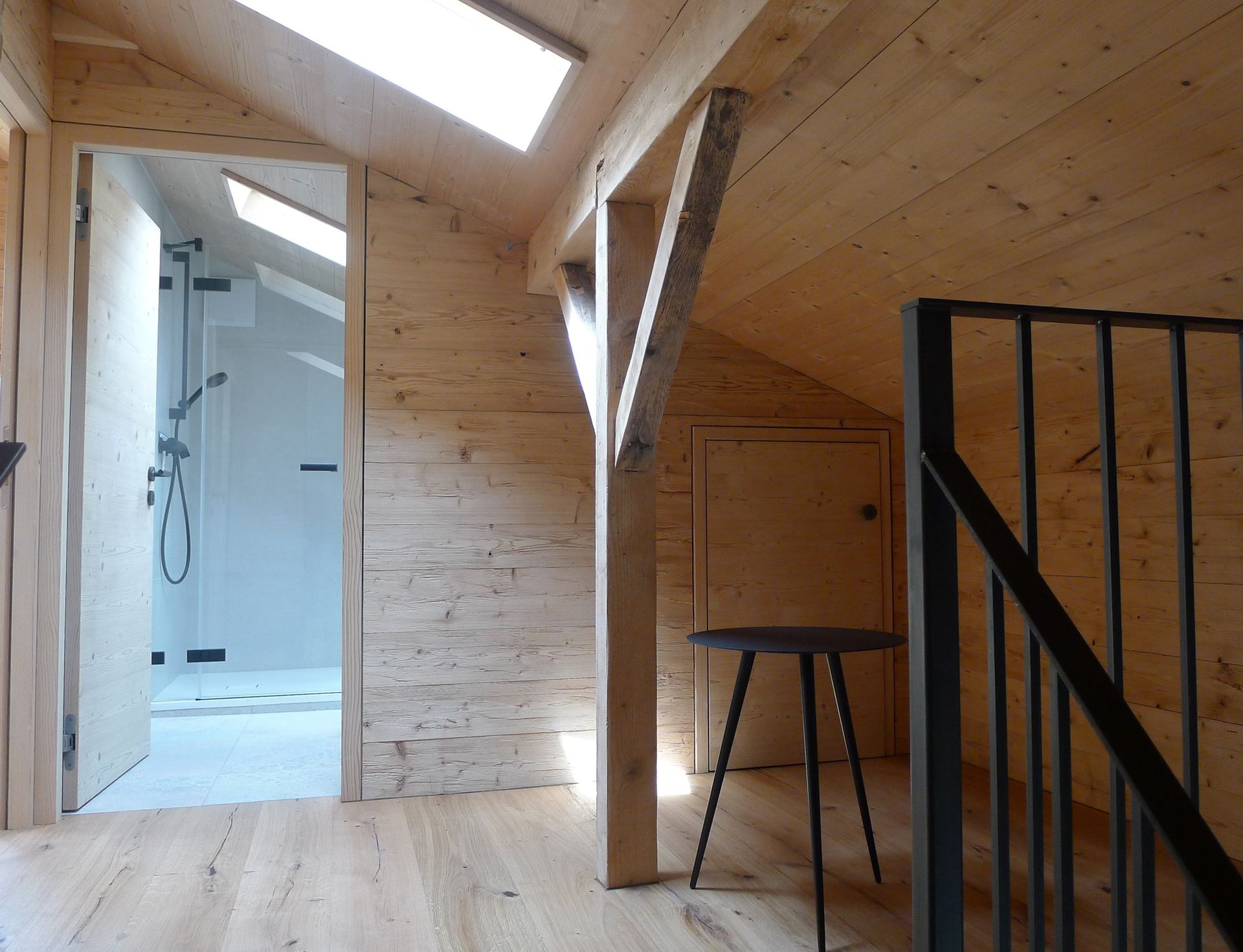 Une pièce en bois avec un escalier menant à une salle de bain