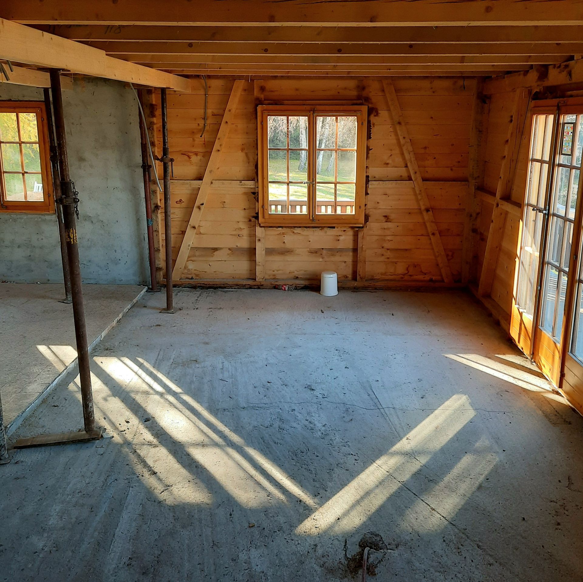 Une pièce vide avec des murs et des fenêtres en bois