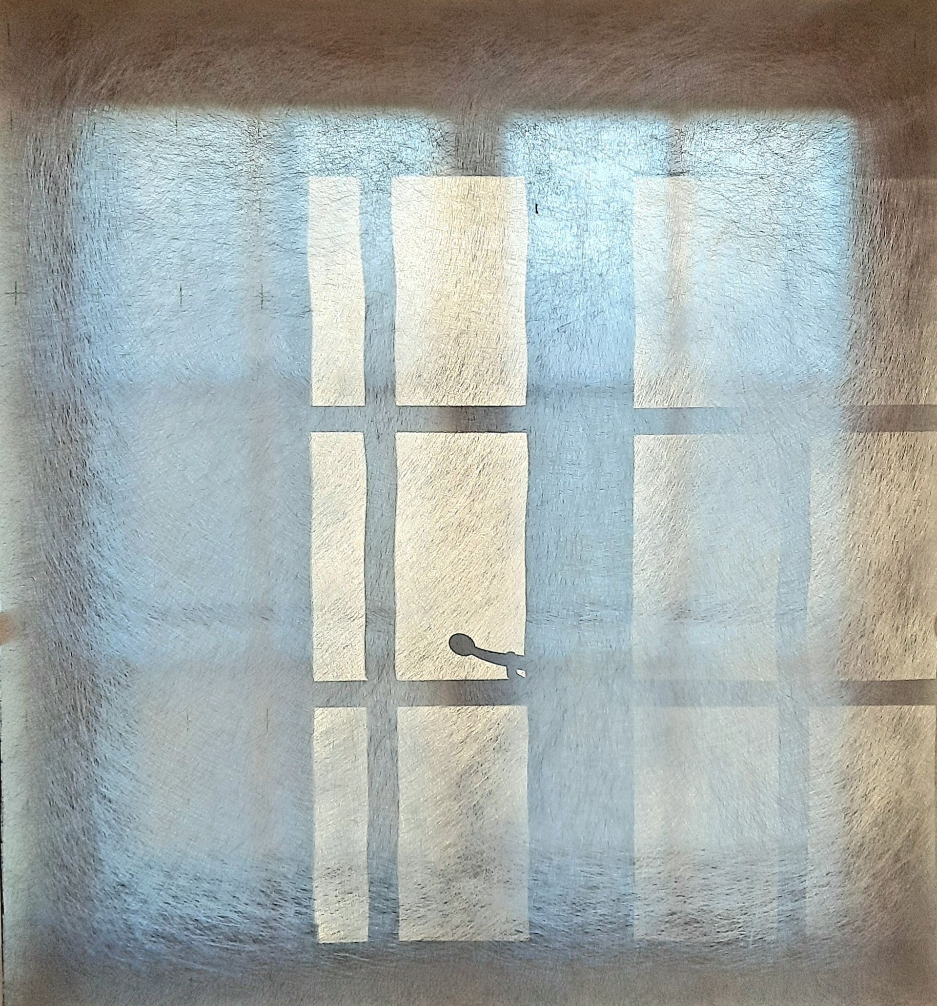 Une fenêtre avec une lumière qui brille à travers les barreaux