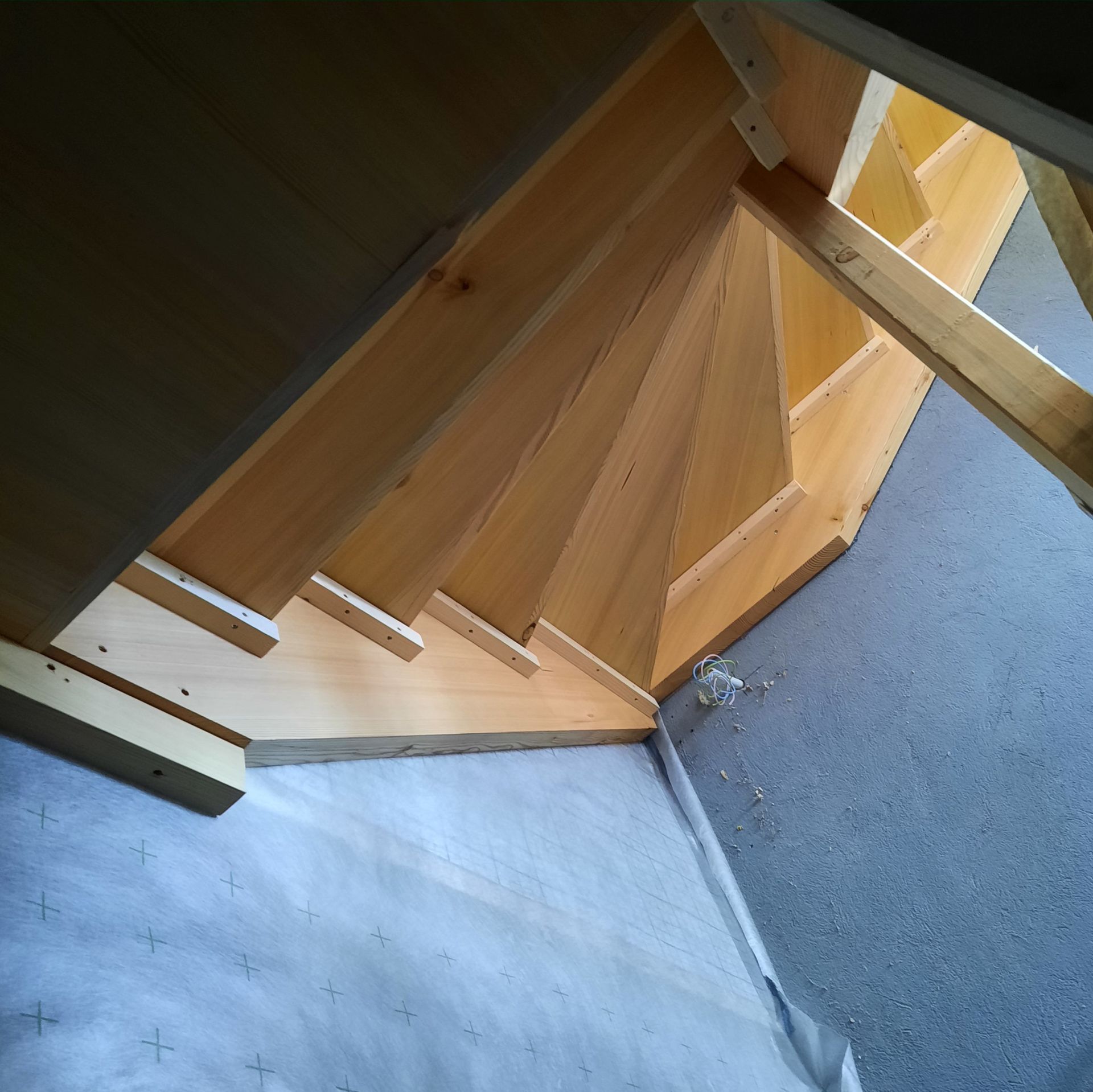 Un escalier en bois est en cours de construction dans une pièce