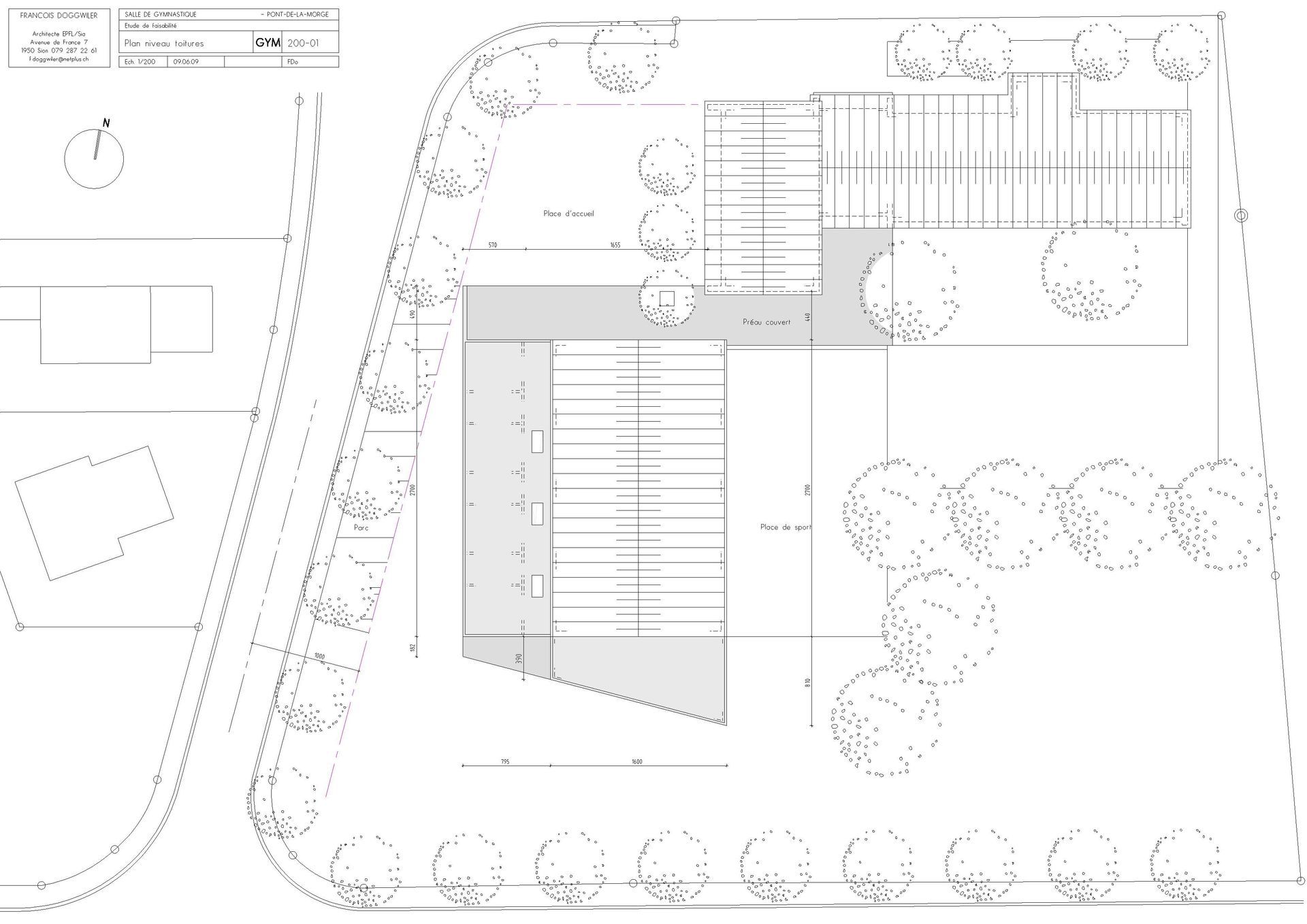 Un dessin en noir et blanc d'un bâtiment avec des arbres en arrière-plan.