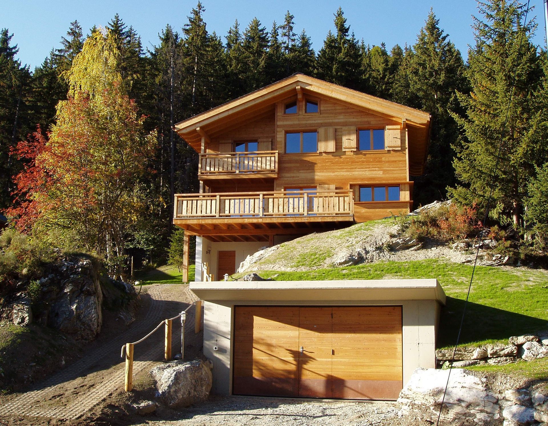 Une grande maison en bois avec un garage en dessous