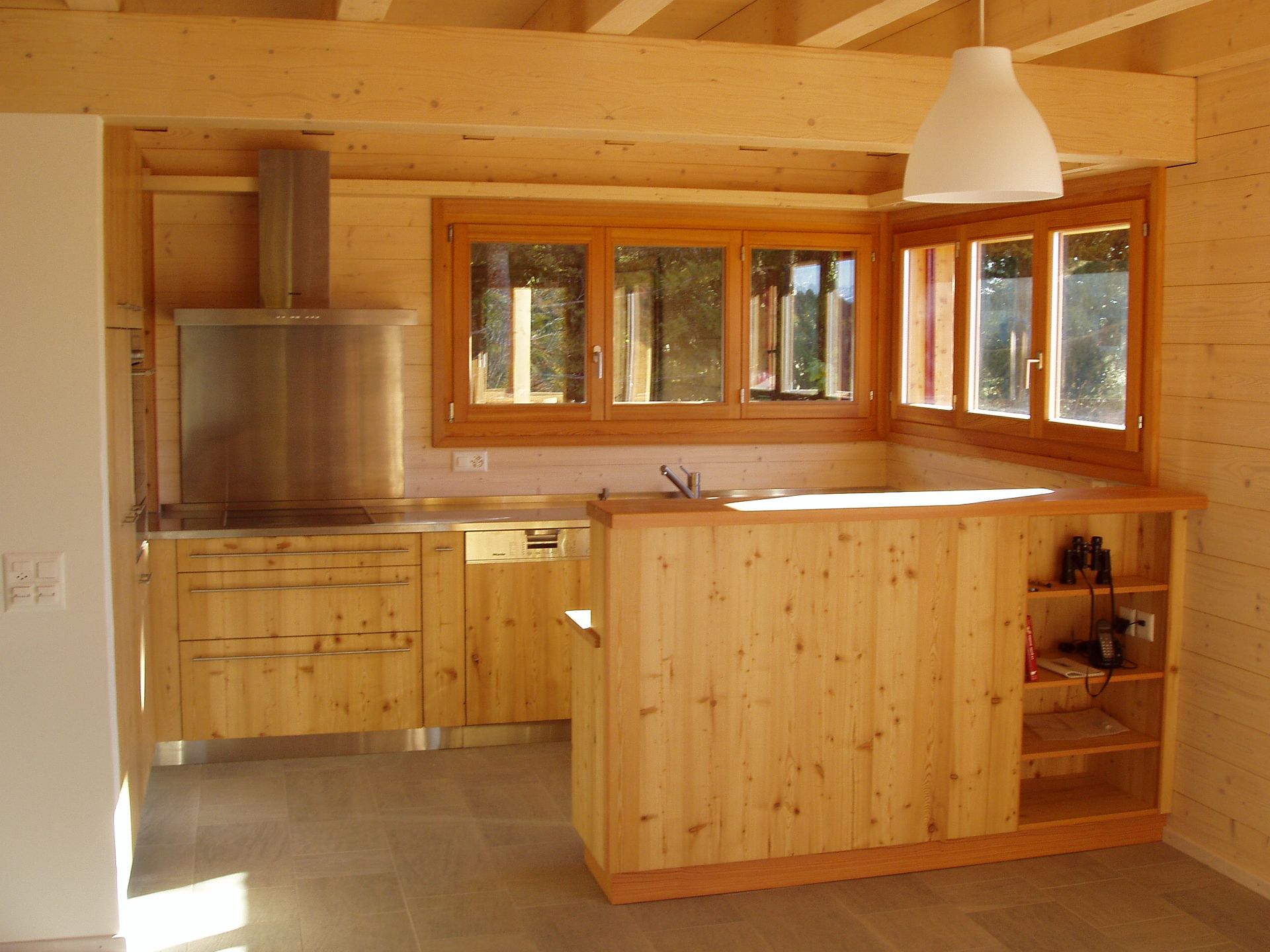 Une cuisine avec des armoires en bois et des appareils électroménagers en acier inoxydable