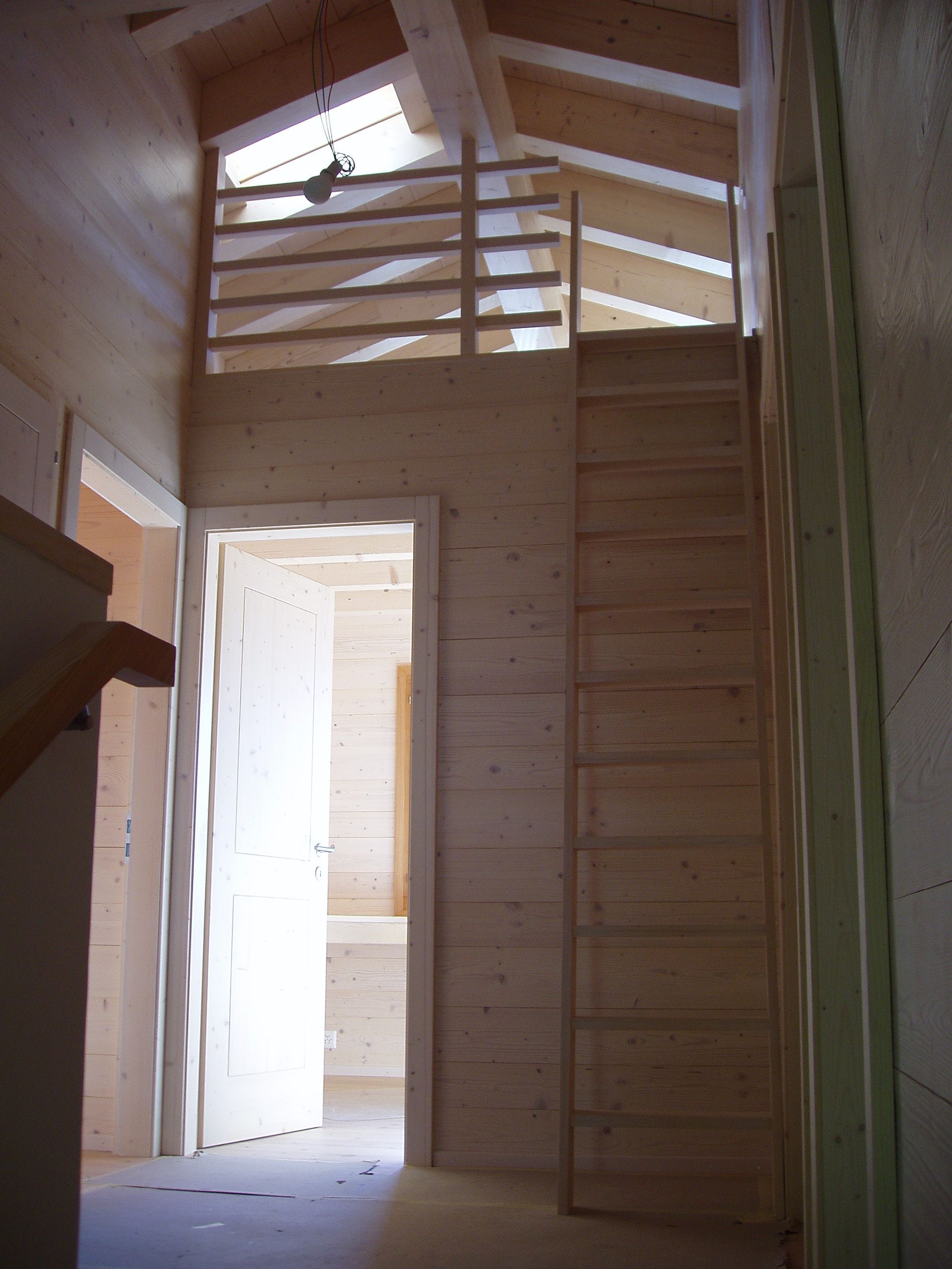 Un escalier en bois menant au deuxième étage d'une maison