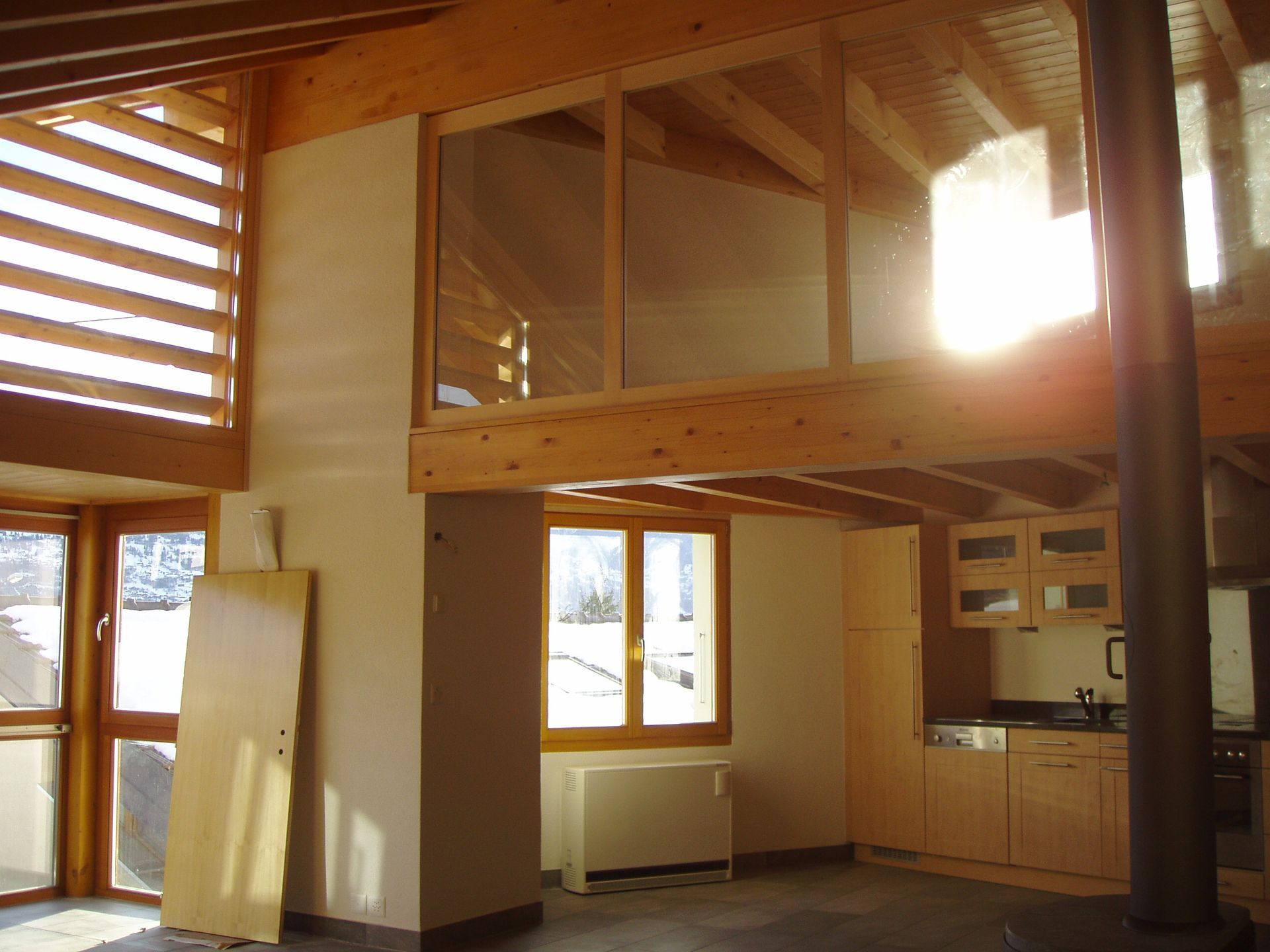 Une pièce avec beaucoup de fenêtres et un plafond en bois