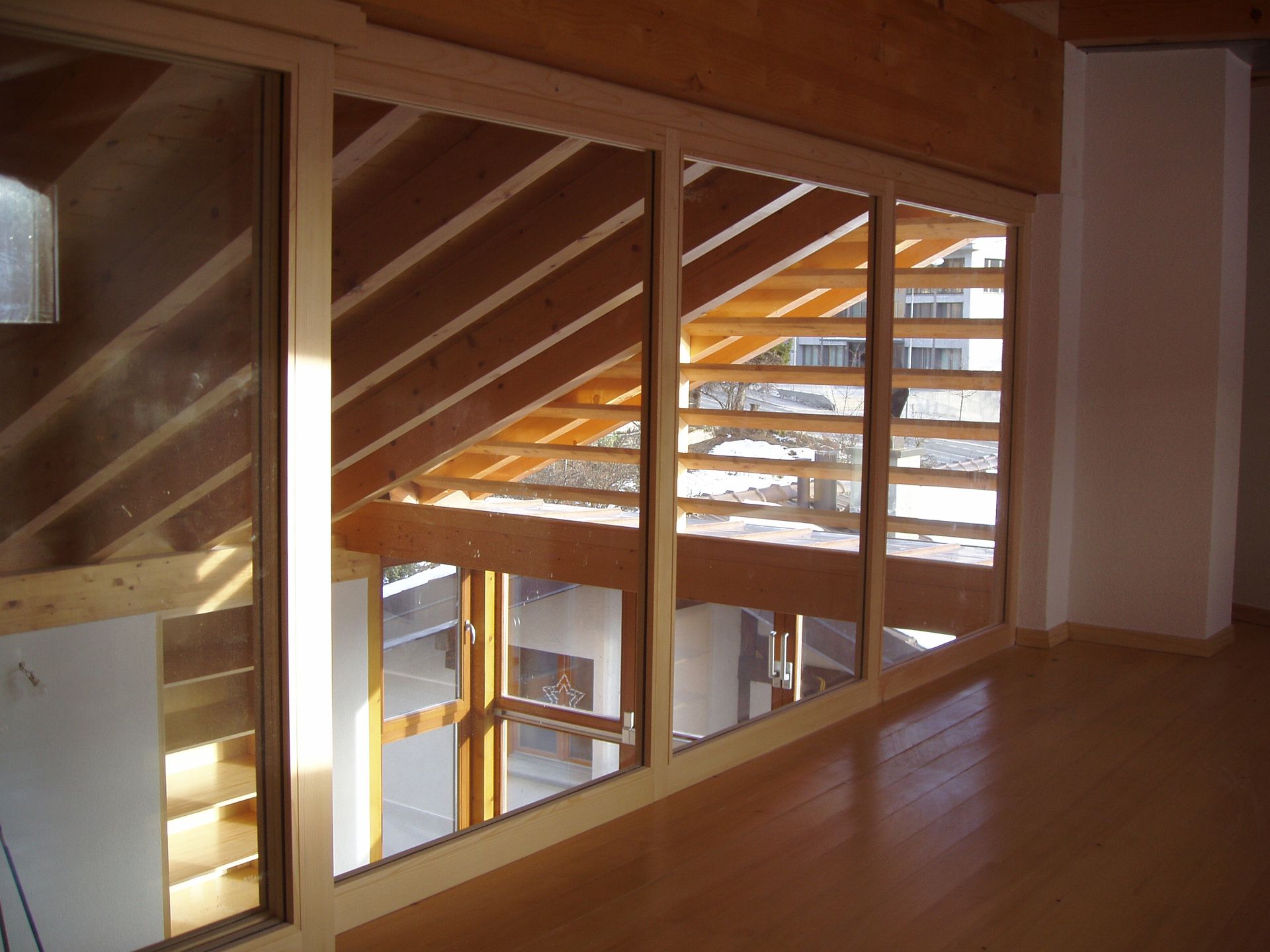 Une pièce avec beaucoup de fenêtres et un plafond en bois