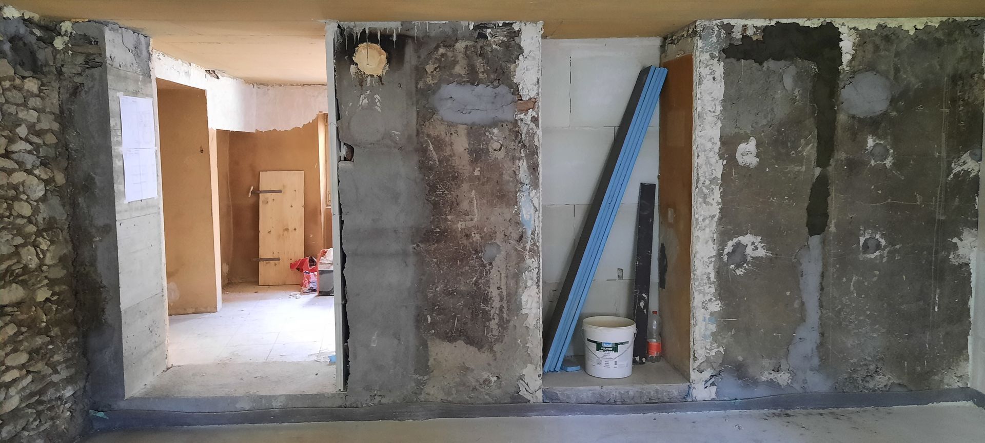 Une pièce avec un seau et un niveau à l'intérieur