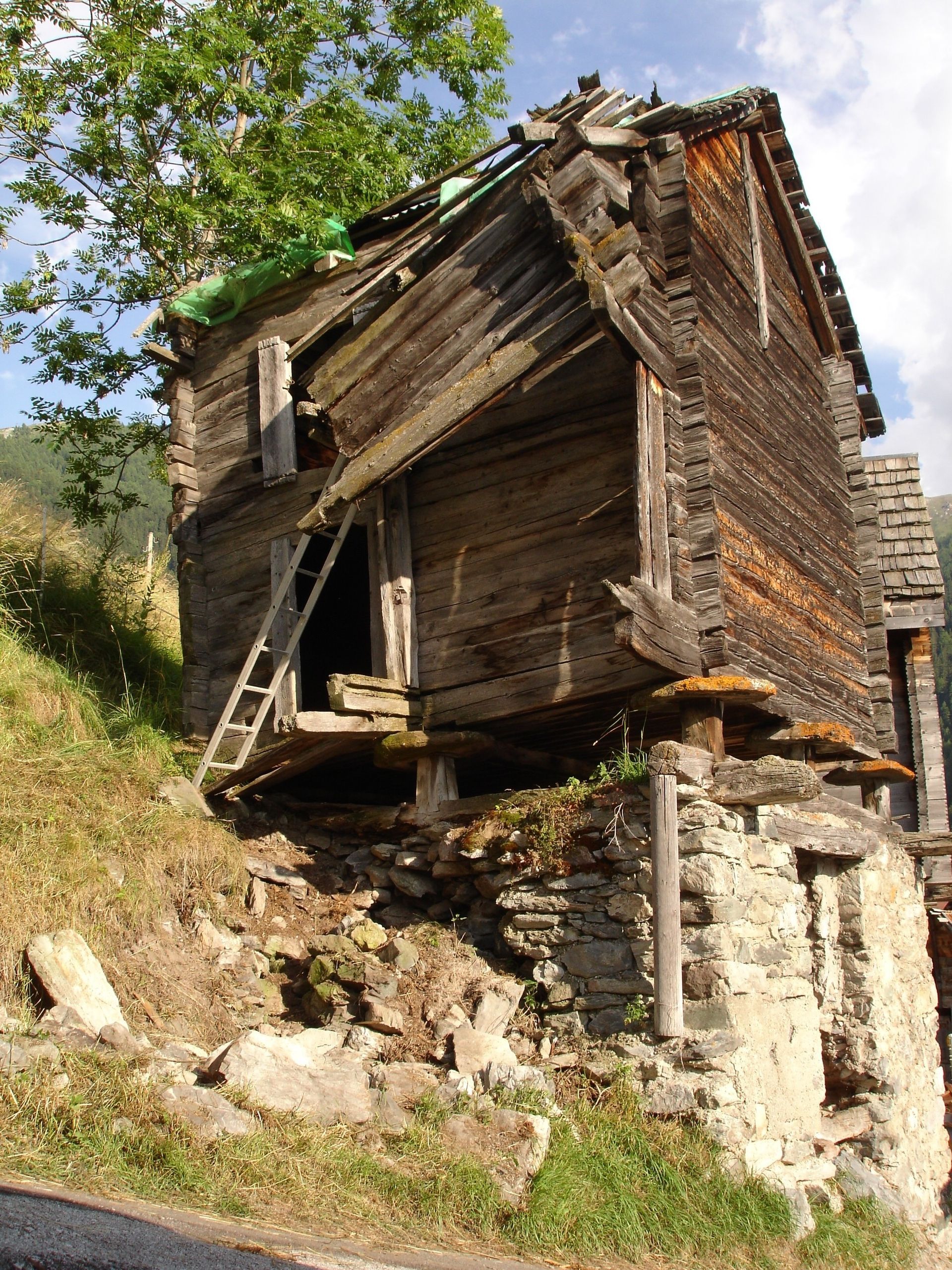 Un vieux bâtiment en bois avec une échelle sur le côté