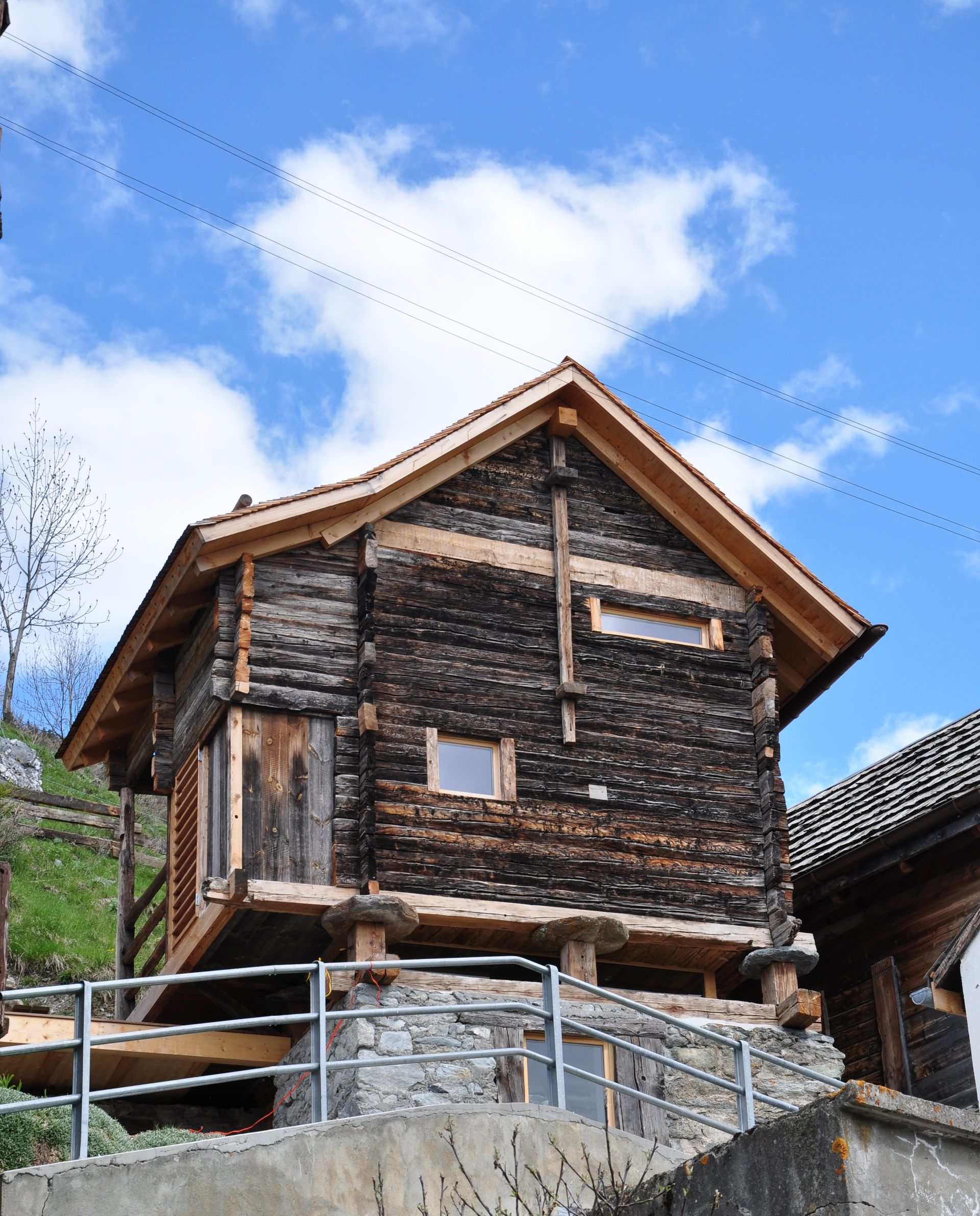 Une petite maison en bois avec une clôture autour