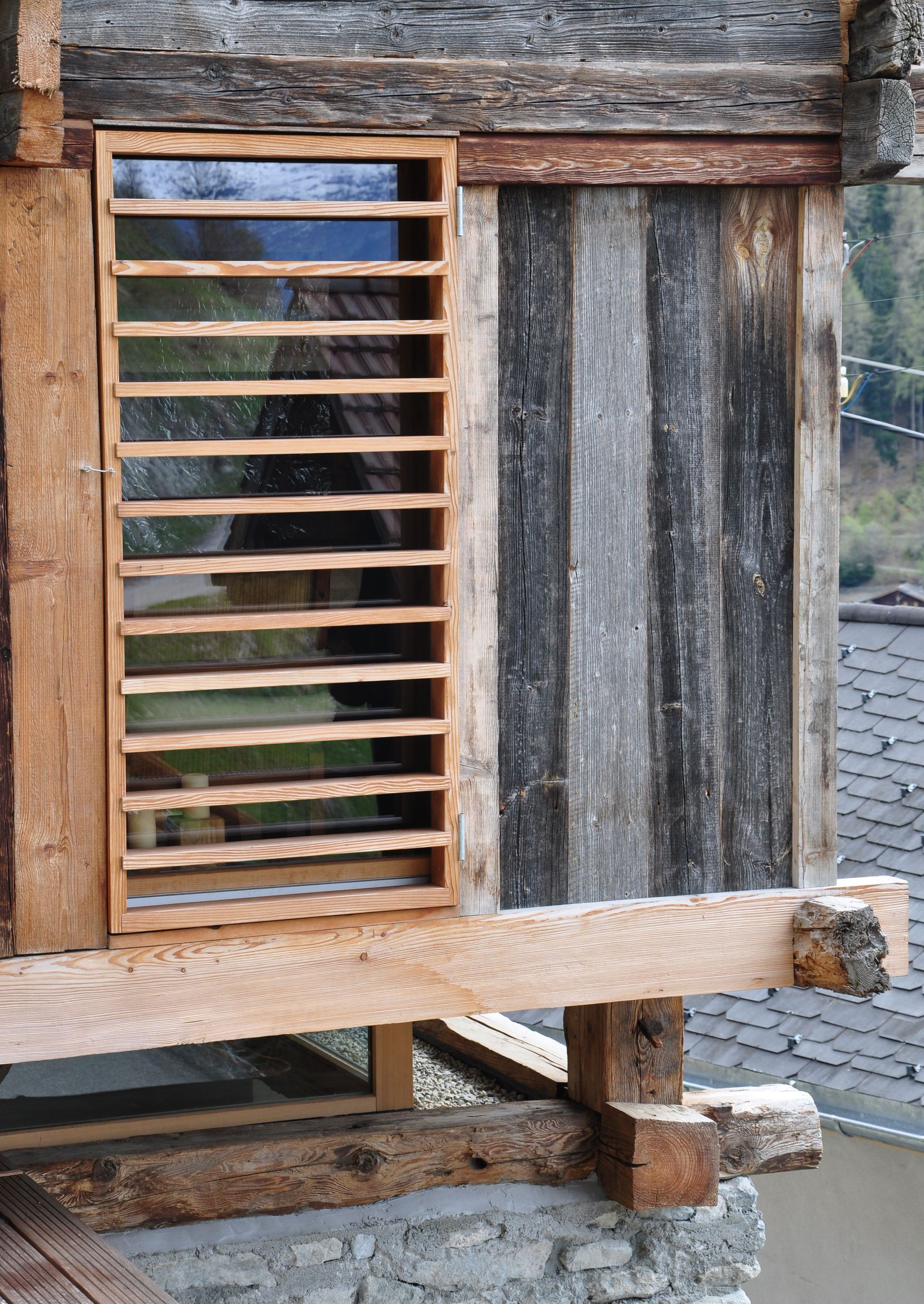 Un bâtiment en bois avec une fenêtre et des volets