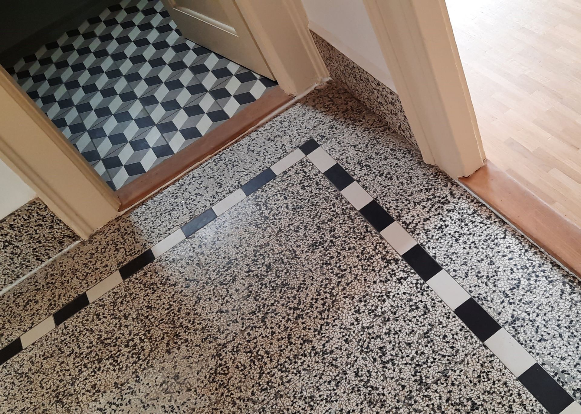 Un sol à carreaux noir et blanc dans un couloir