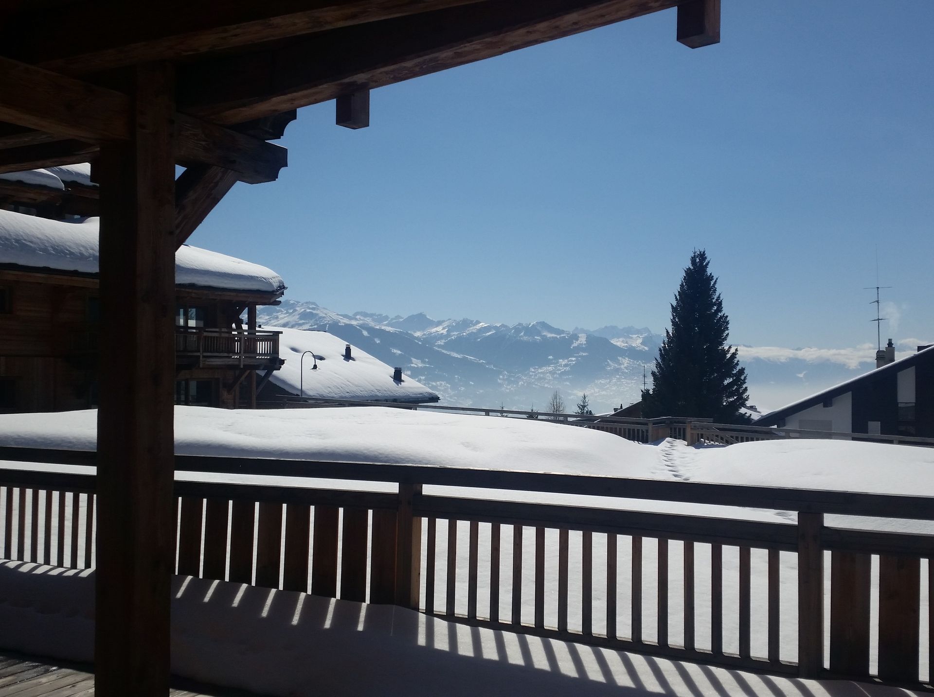 Une vue sur les montagnes enneigées depuis un balcon