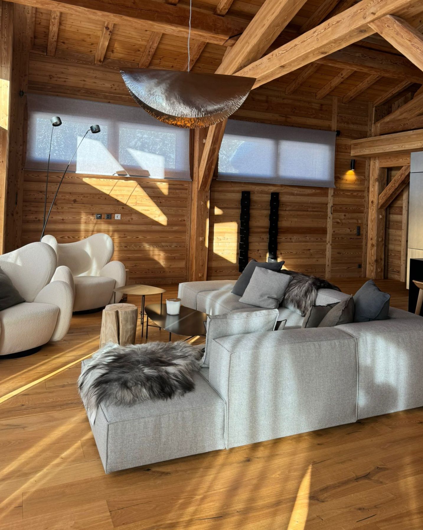 Un salon rempli de meubles et un plafond en bois.