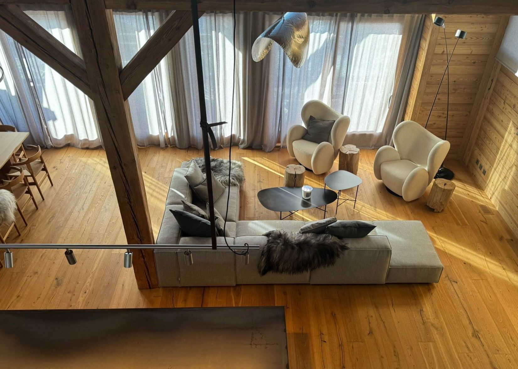 Une vue aérienne d'un salon avec un canapé et des chaises