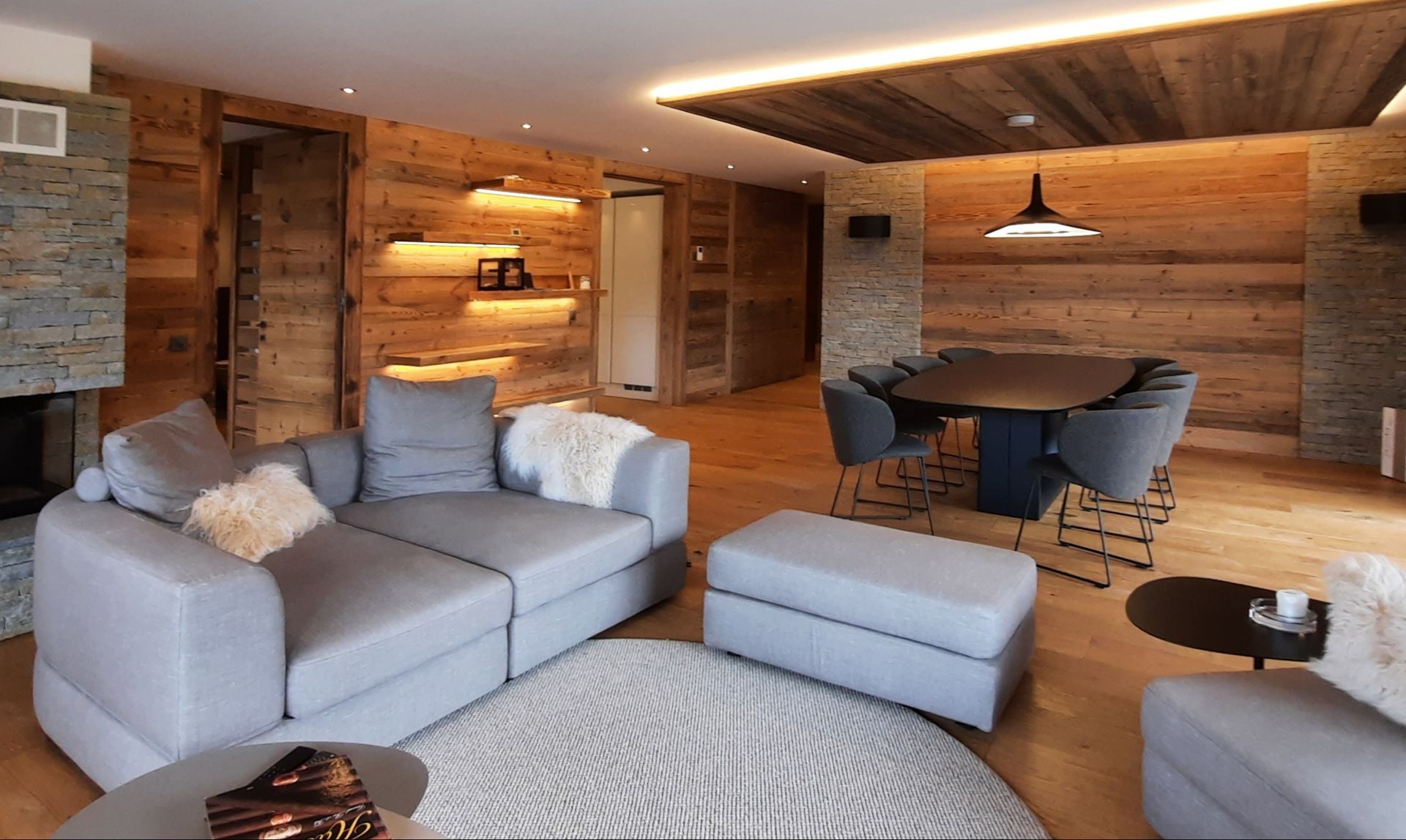 Un salon avec un canapé, des chaises et une table