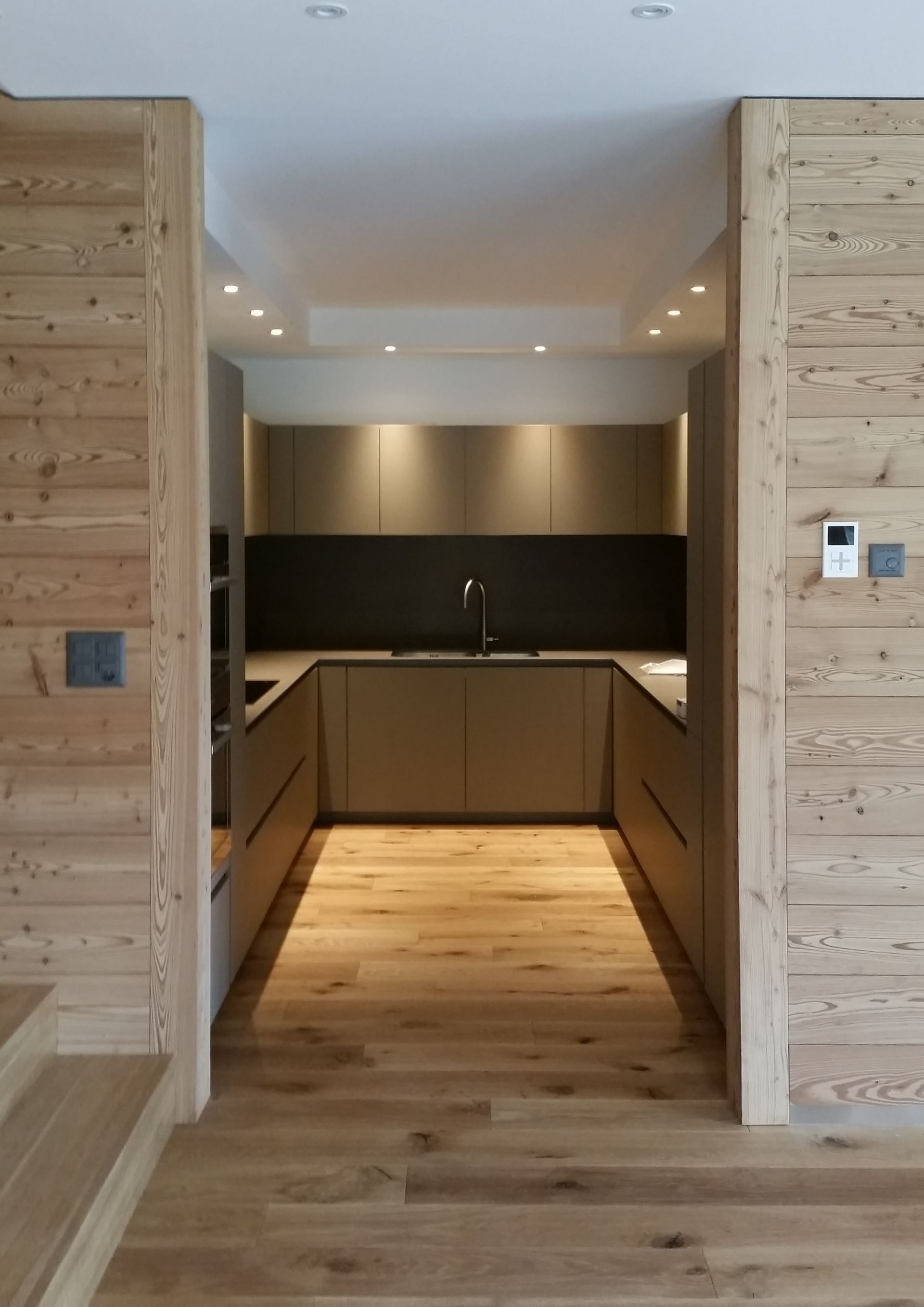 Une cuisine avec des armoires en bois et un plancher en bois