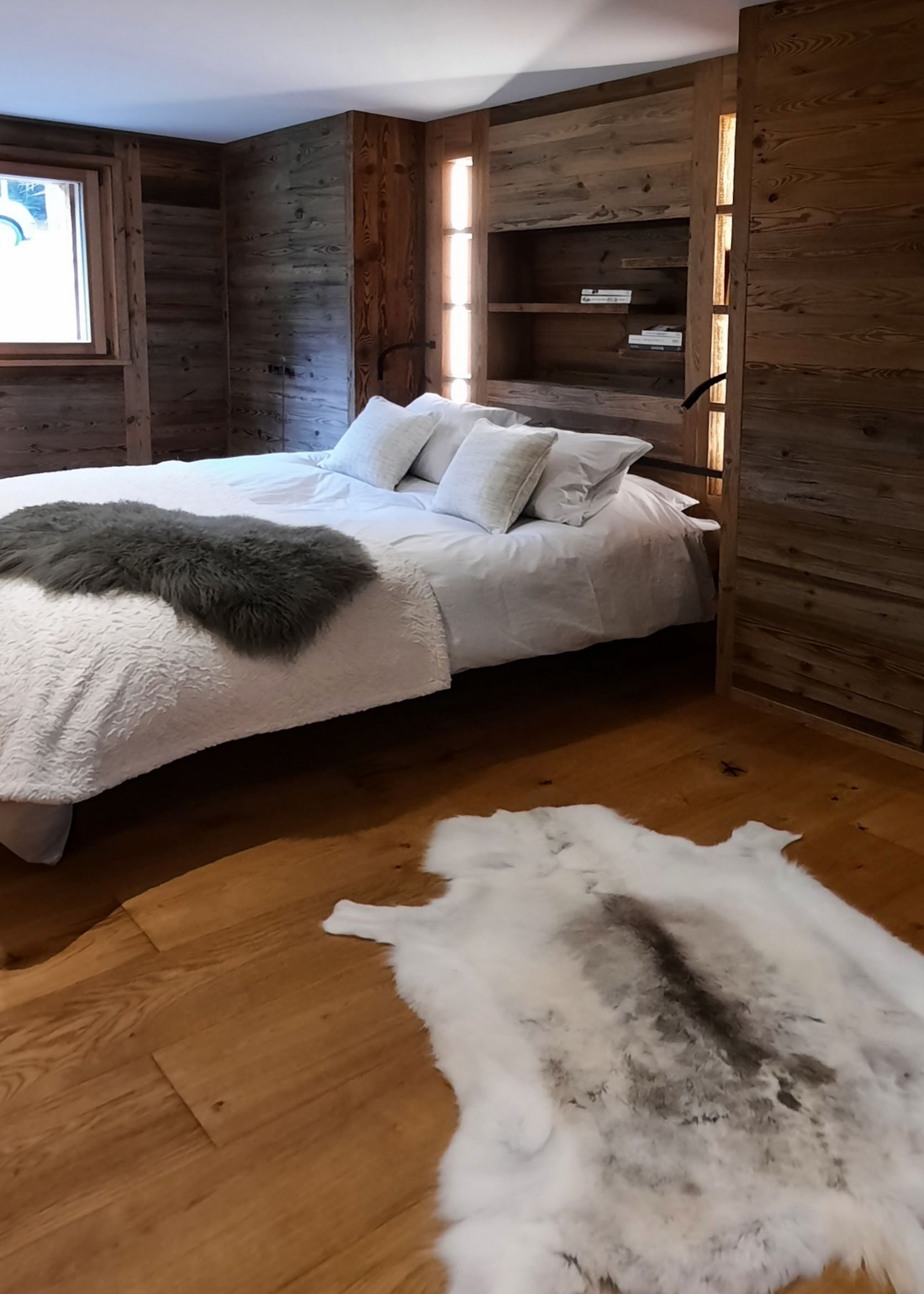 Une chambre avec un lit et un tapis sur le sol