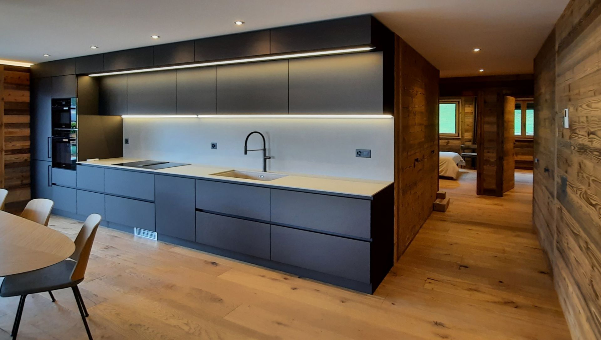 Une cuisine avec une table et des chaises