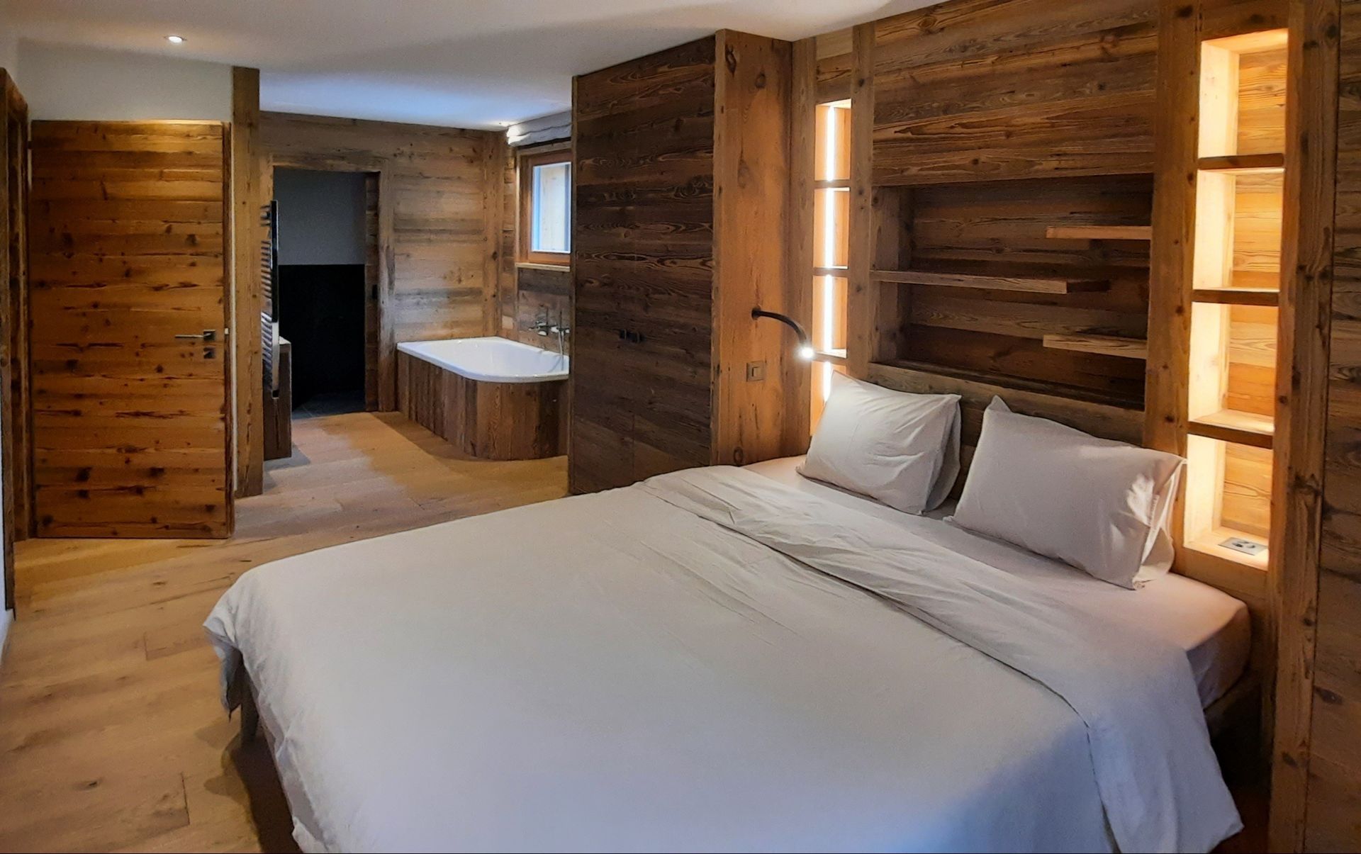 Il y a un grand lit au milieu de la pièce.