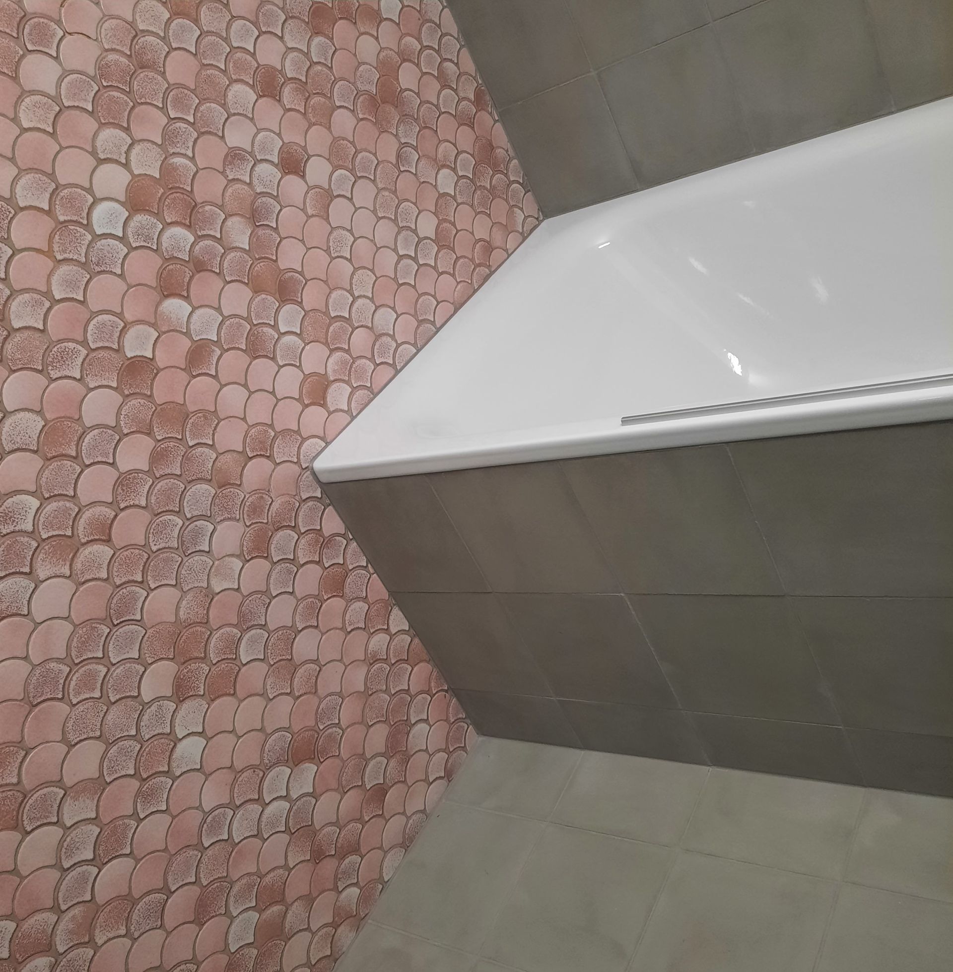 Une baignoire dans une salle de bain avec un mur rose