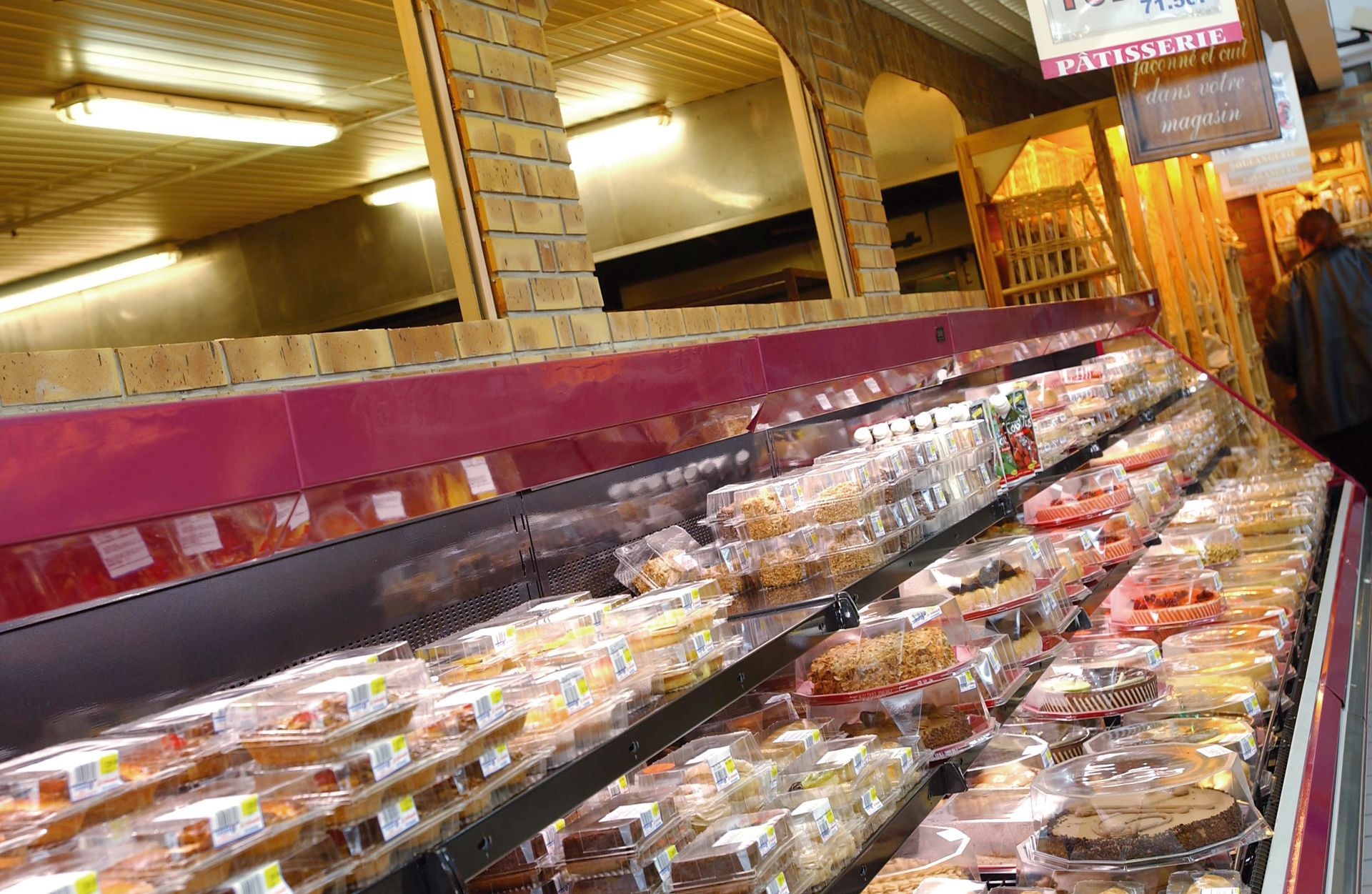 Vitrine réfrigérée et gâteaux frais