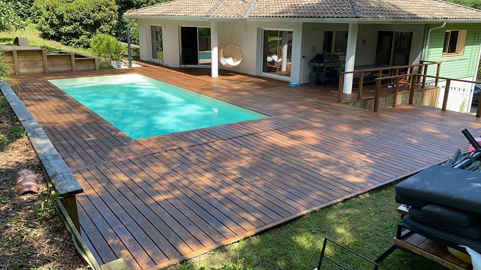 Revêtement de sol autour d'une piscine