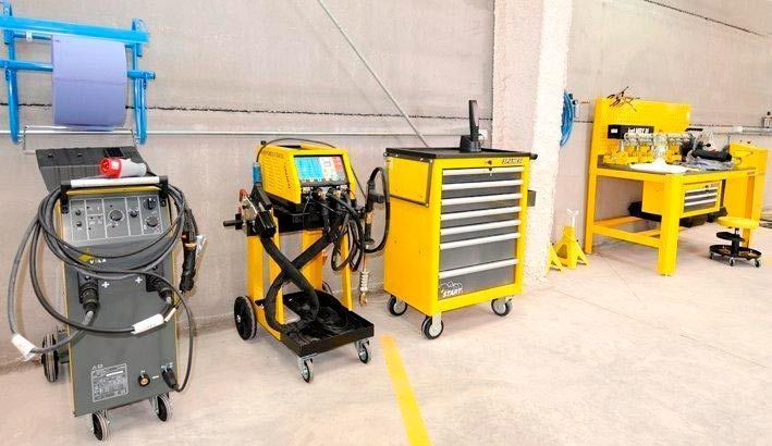 Una habitación con muchas herramientas y maquinaria en ella.