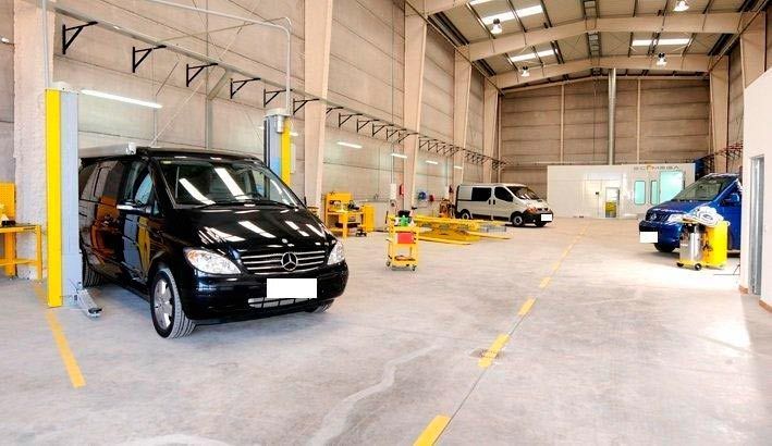 Una furgoneta Mercedes negra está aparcada en un garaje.