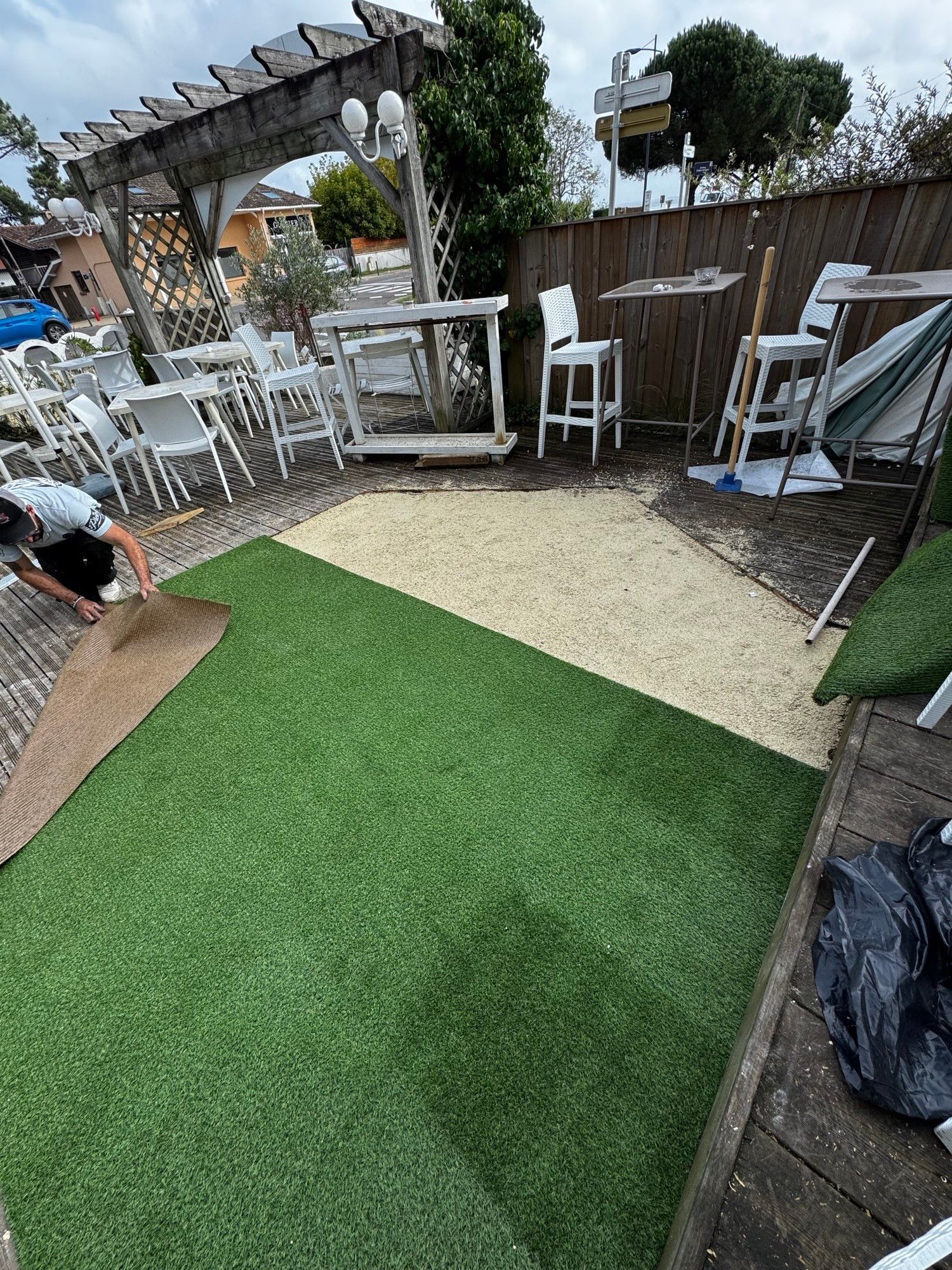 Pose de gazon synthétique