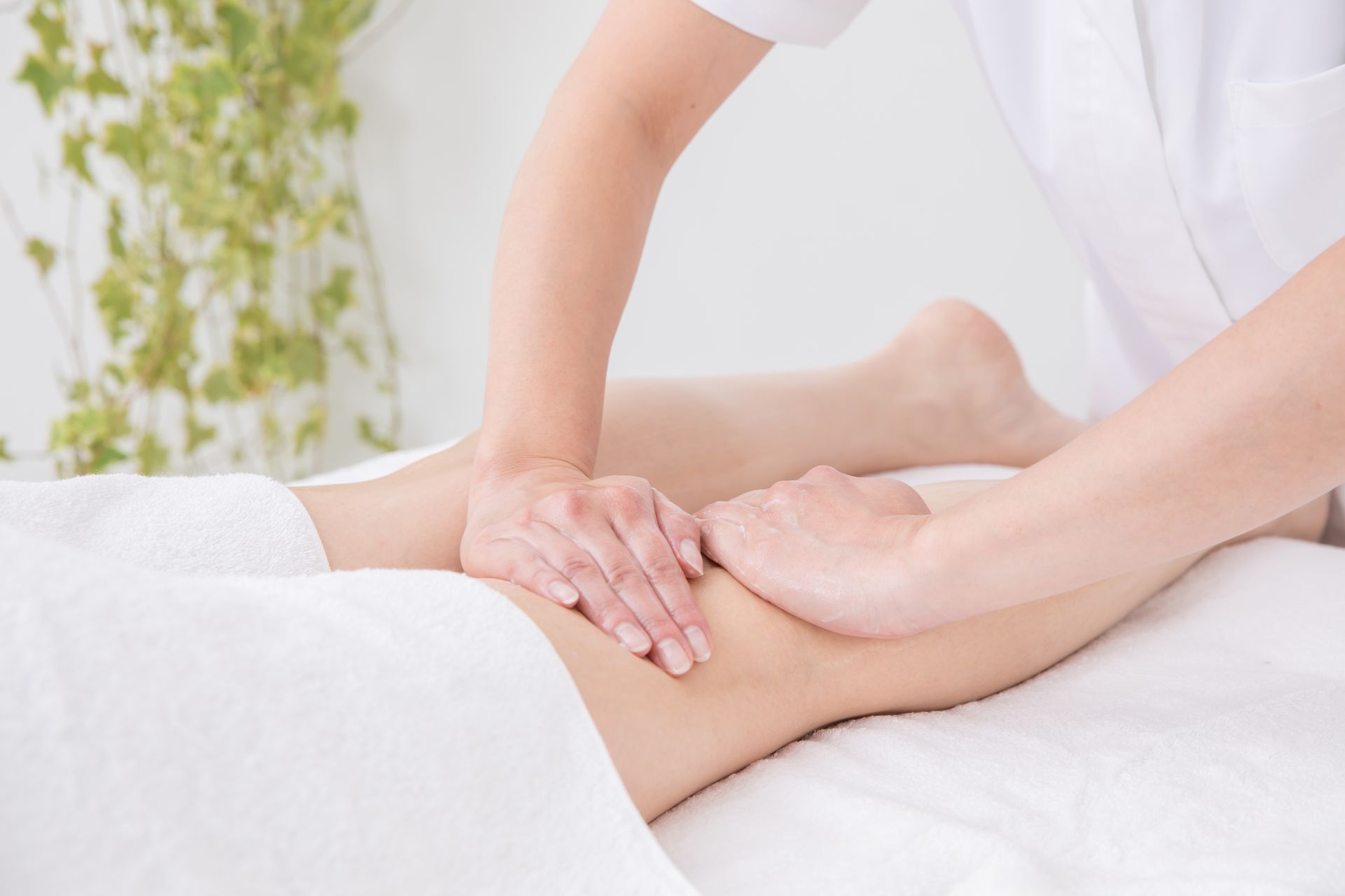 Photo d'une personne en train de masser les mollets d'une femme