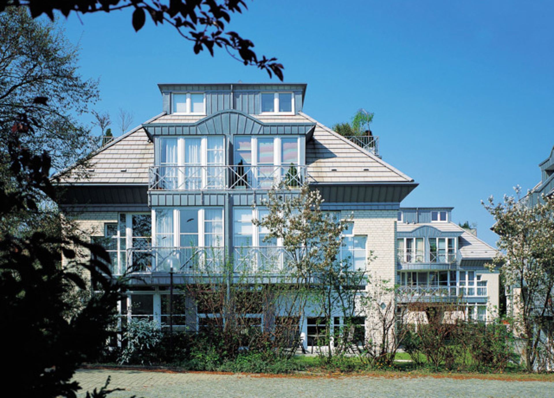 Ein großes Haus mit vielen Fenstern und Balkonen.