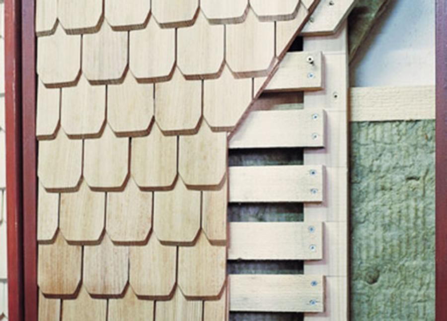 Eine Nahaufnahme eines Stücks Holz, das wie ein Dach aussieht.