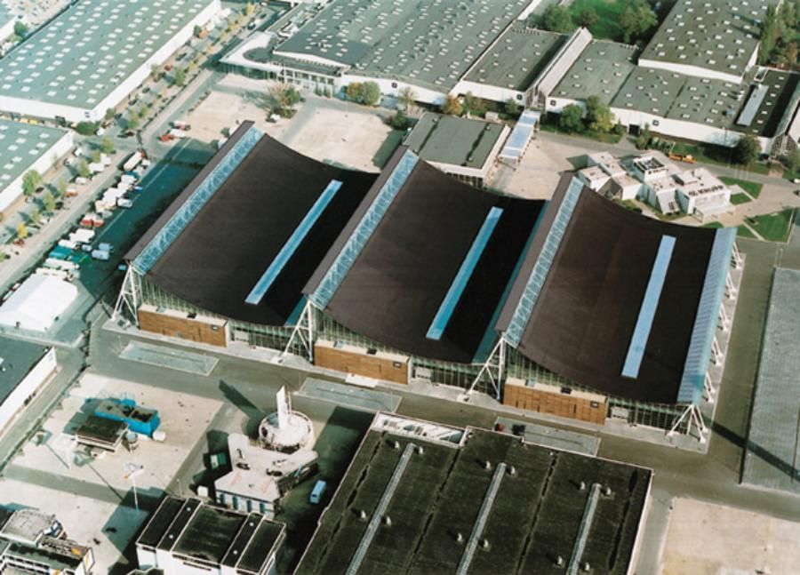 Eine Luftaufnahme eines großen Gebäudes mit vielen Fenstern.