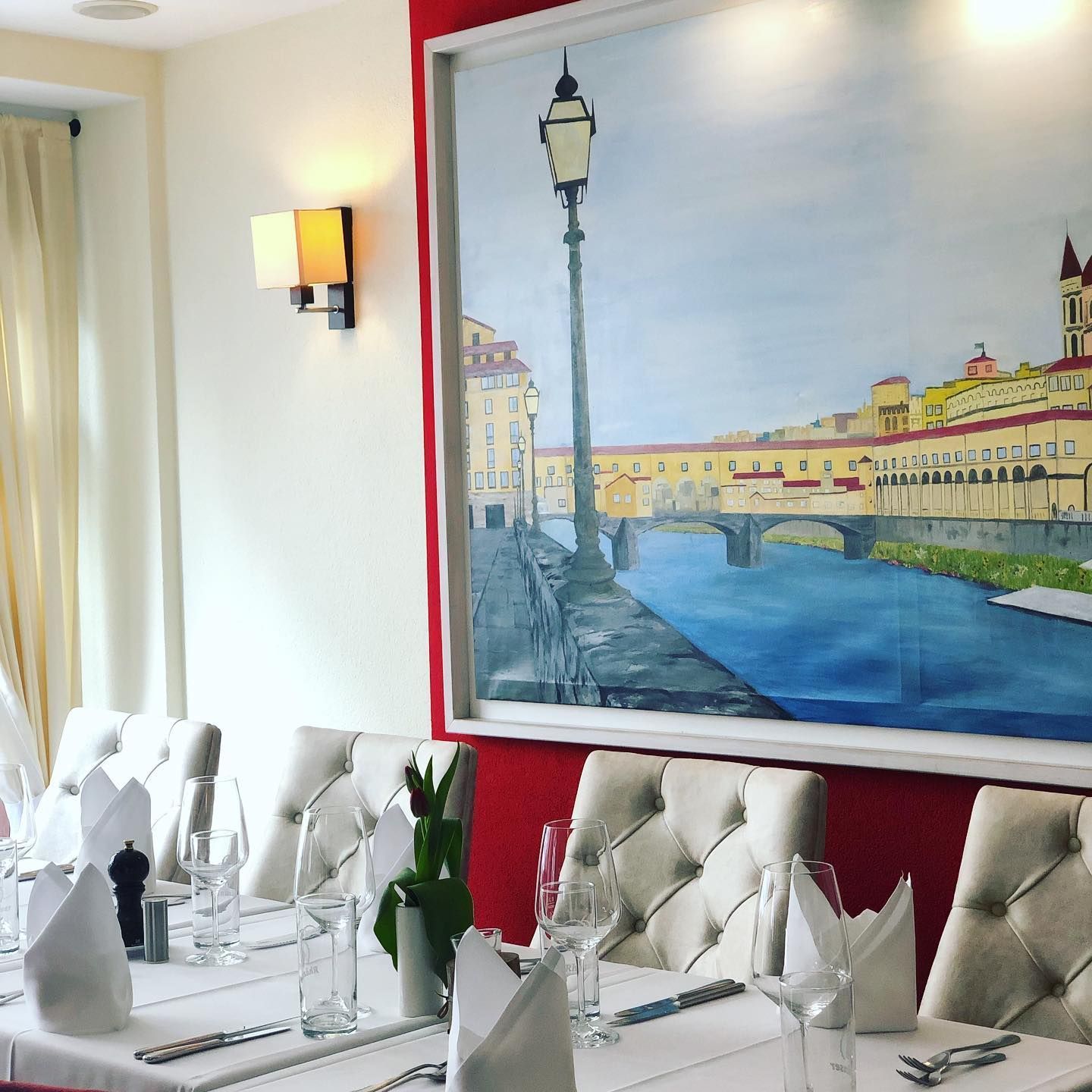 Gedeckter Tisch und Gemälde in der Pizzeria Rebstock