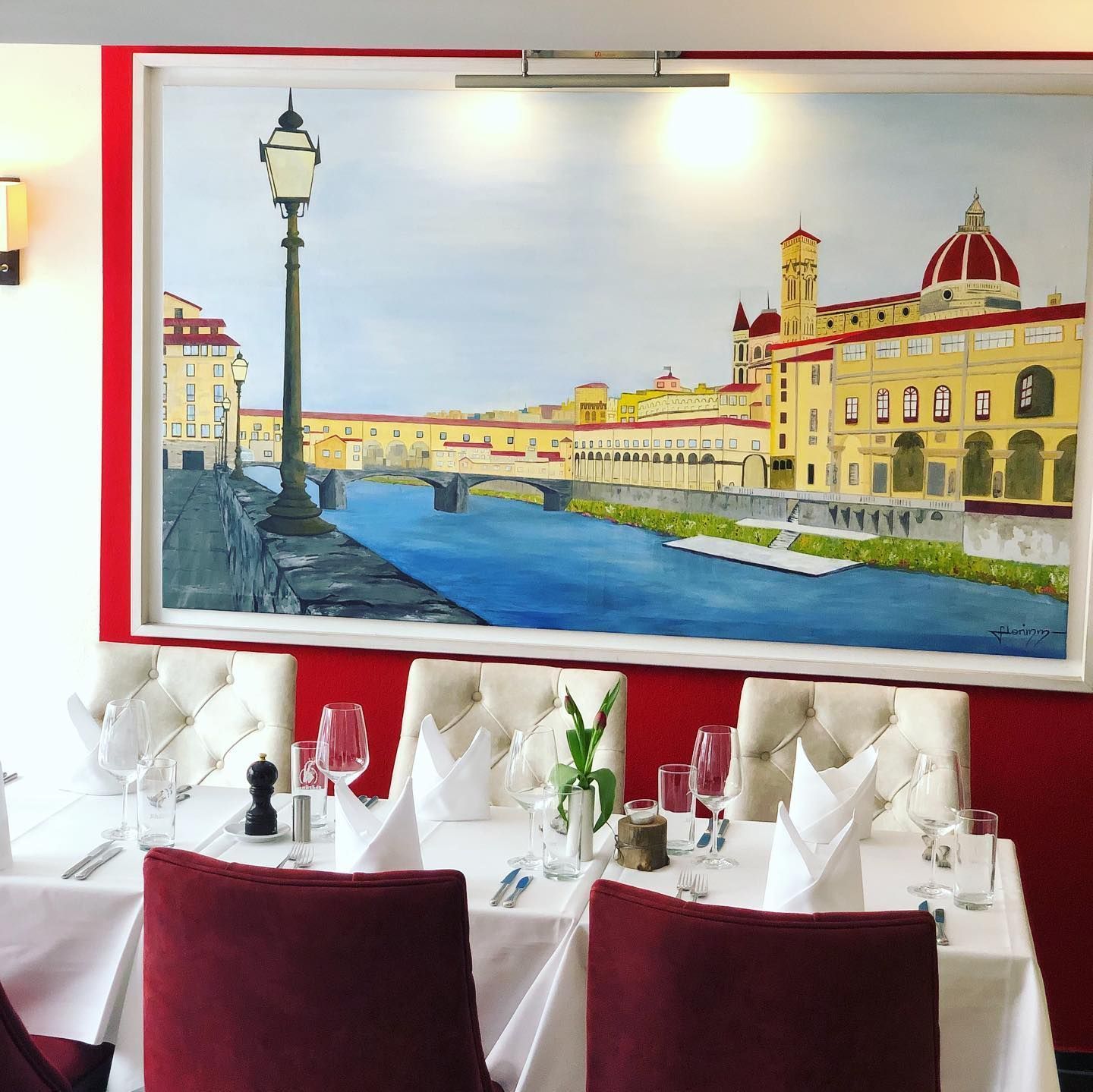 Gedeckter Tisch und Gemälde in der Pizzeria Rebstock