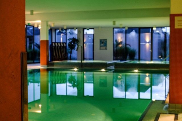 AZUR GmbH - Blick auf den Innenpool