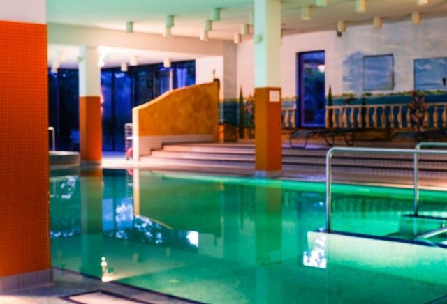 AZUR GmbH - Innenpoolanlage mit Treppen und Geländer