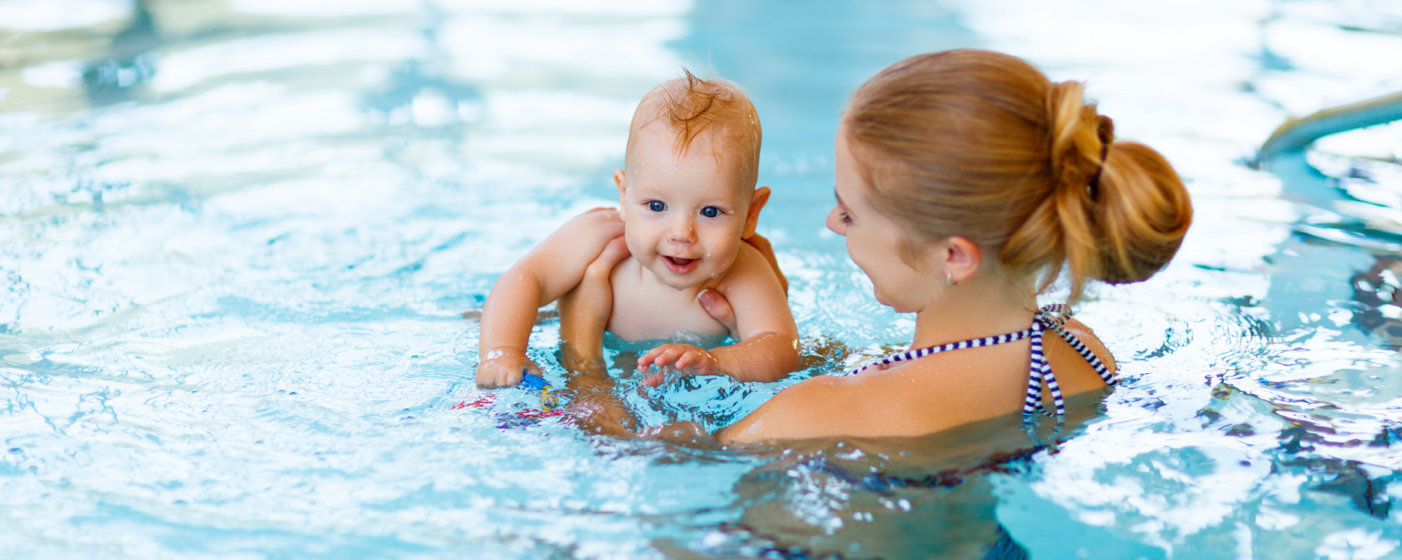 AZUR GmbH - Mutter mit Baby im Schwimmbecken