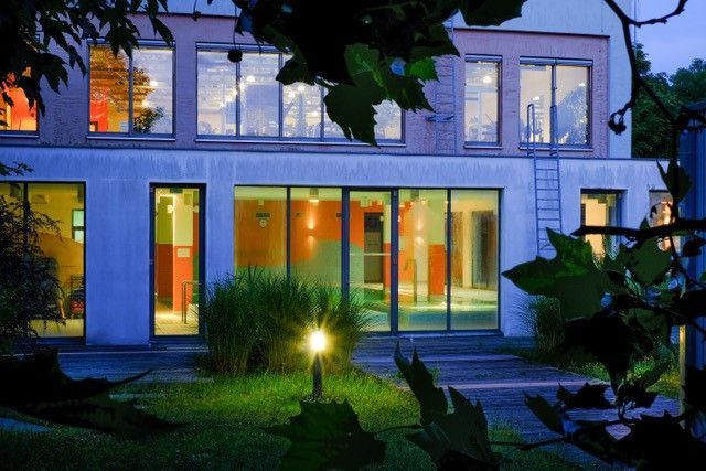 AZUR GmbH - Blick von außen in das Gebäude mit Innenpool