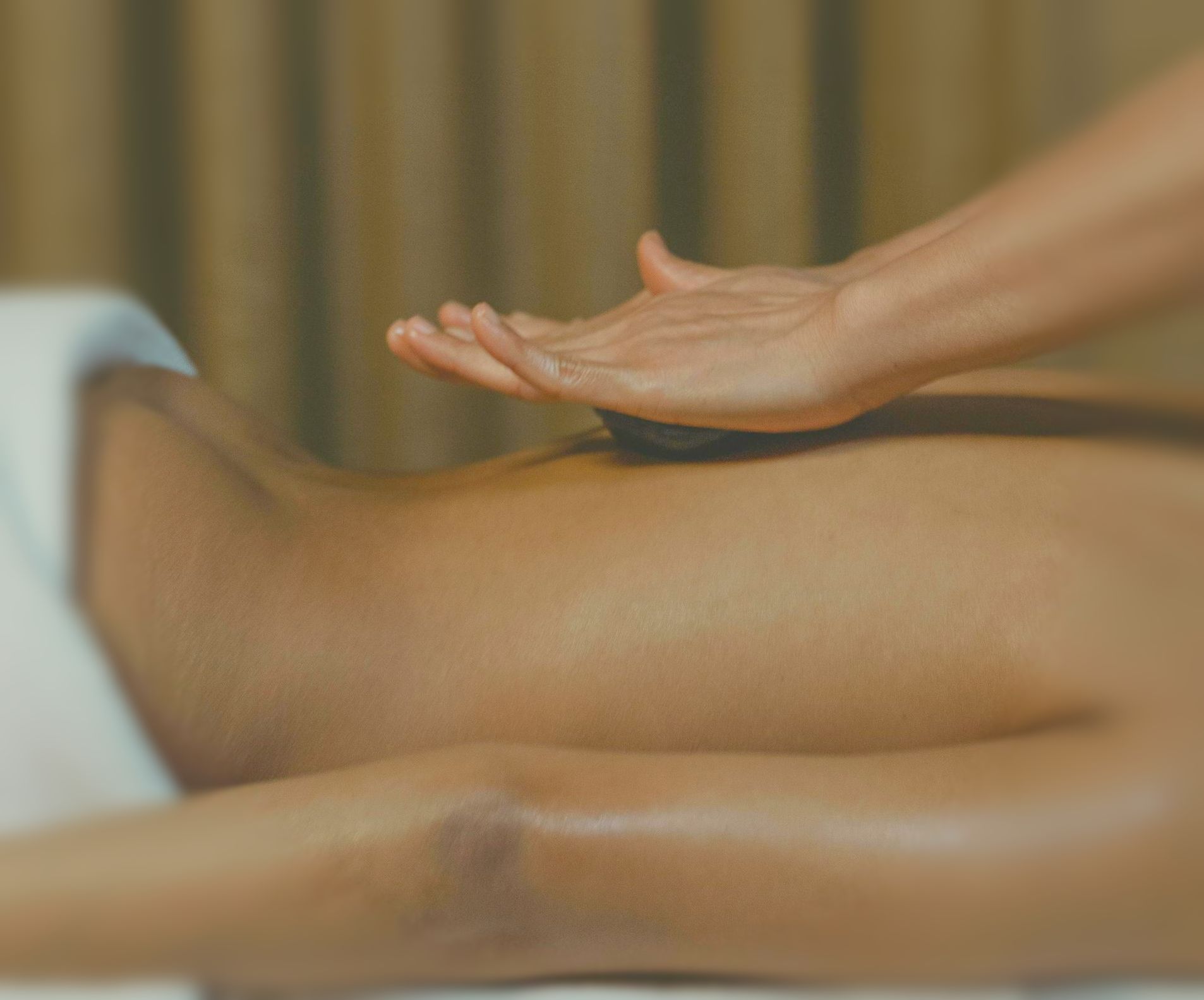 Una mujer está recibiendo un masaje en un spa.