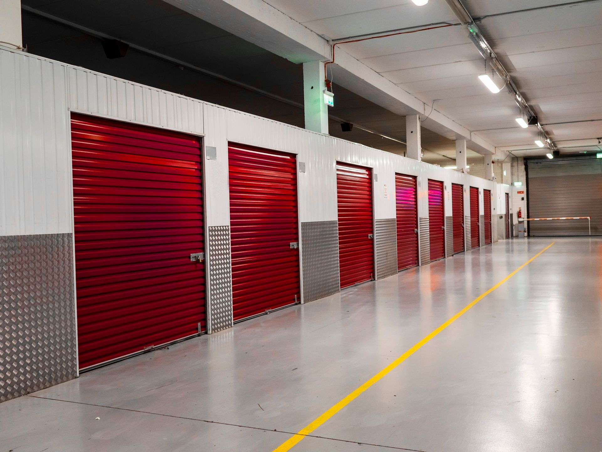 Couloir avec des garages aux portes rouge
