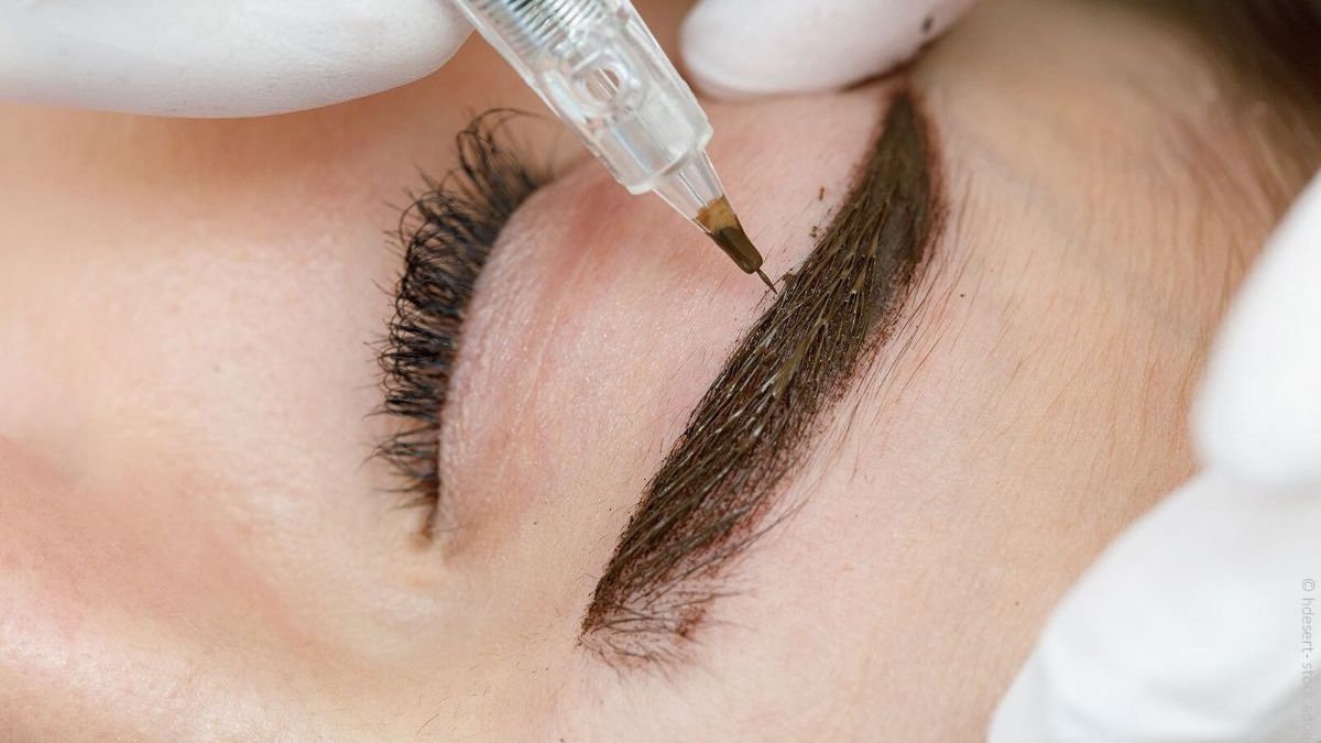 Eine Frau lässt sich Permanent Make-up auf die Augenbrauen machen.