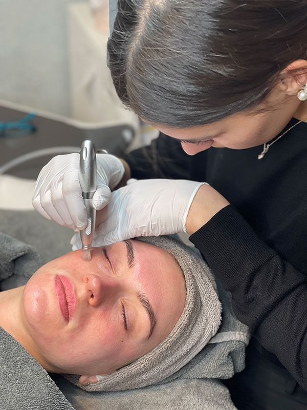 Eine Frau bekommt in einem Schönheitssalon eine Gesichtsbehandlung.