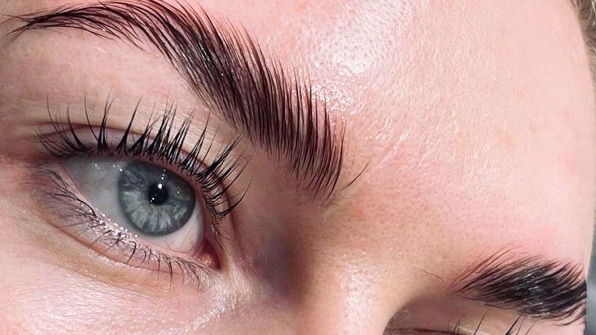 Eine junge und eine ältere Frau posieren gemeinsam für ein Foto.