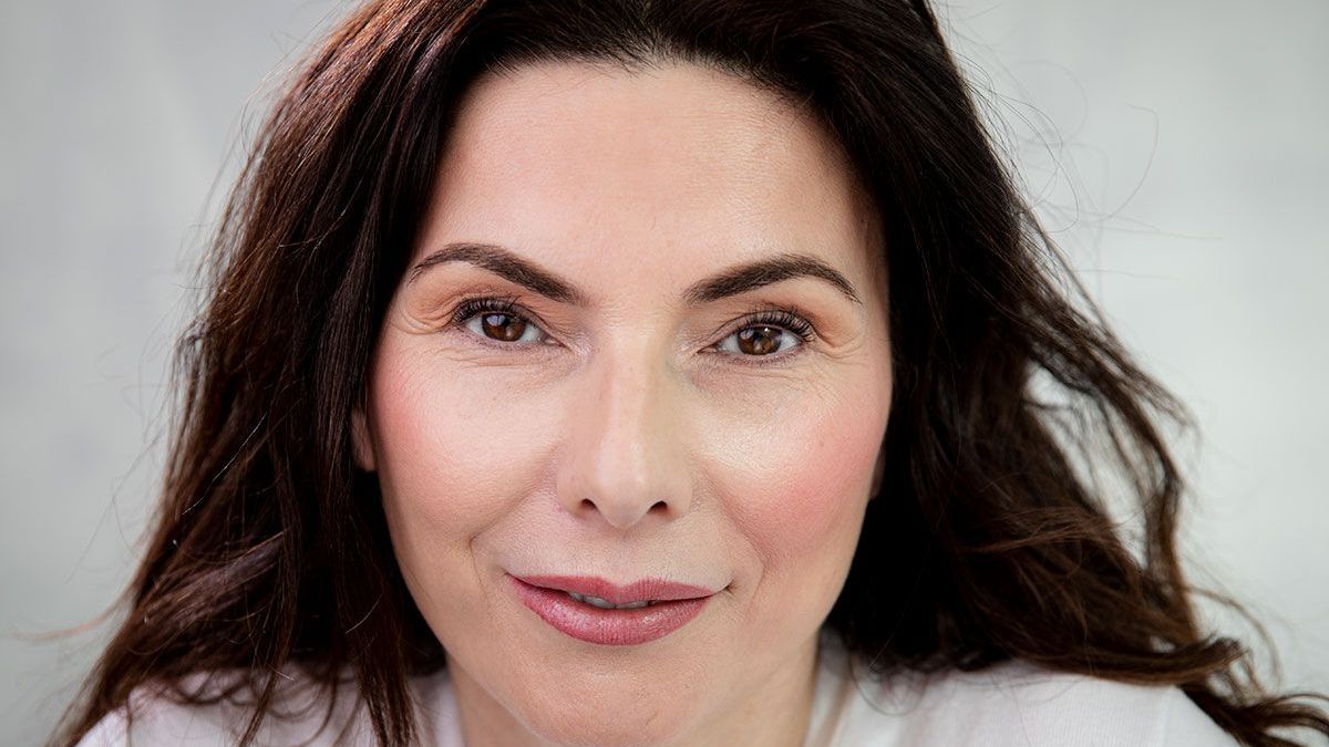 Eine Nahaufnahme des Gesichts einer Frau mit langen Haaren.