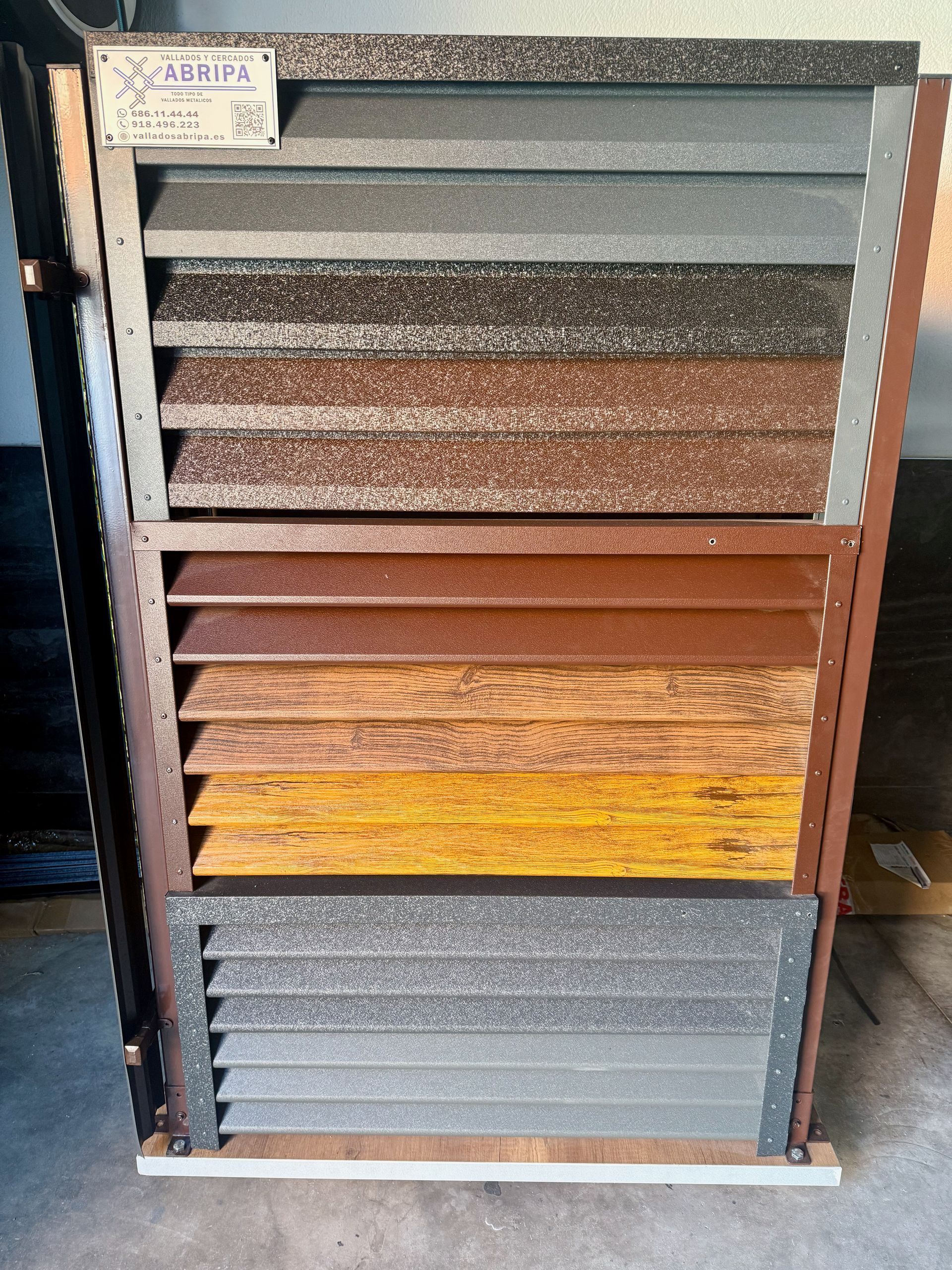 Muestras de color de contraventanas con lamas, expuestas en varios tonos de marrón y gris.