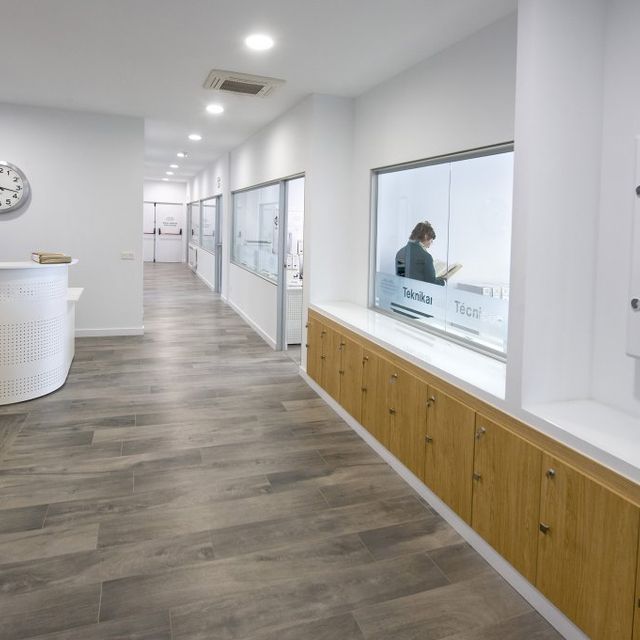 Un largo pasillo con un reloj en la pared.