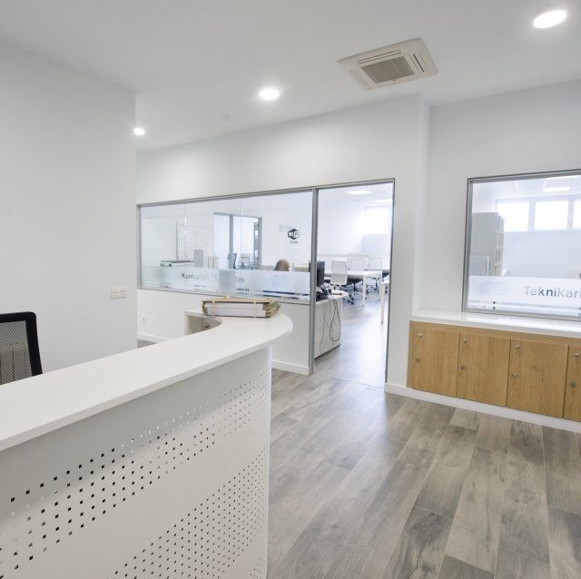 Un mostrador blanco en una oficina con un libro encima.