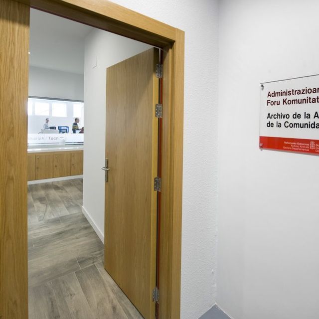 A doorway with a sign on the wall that says archivo de la a de la comunidad